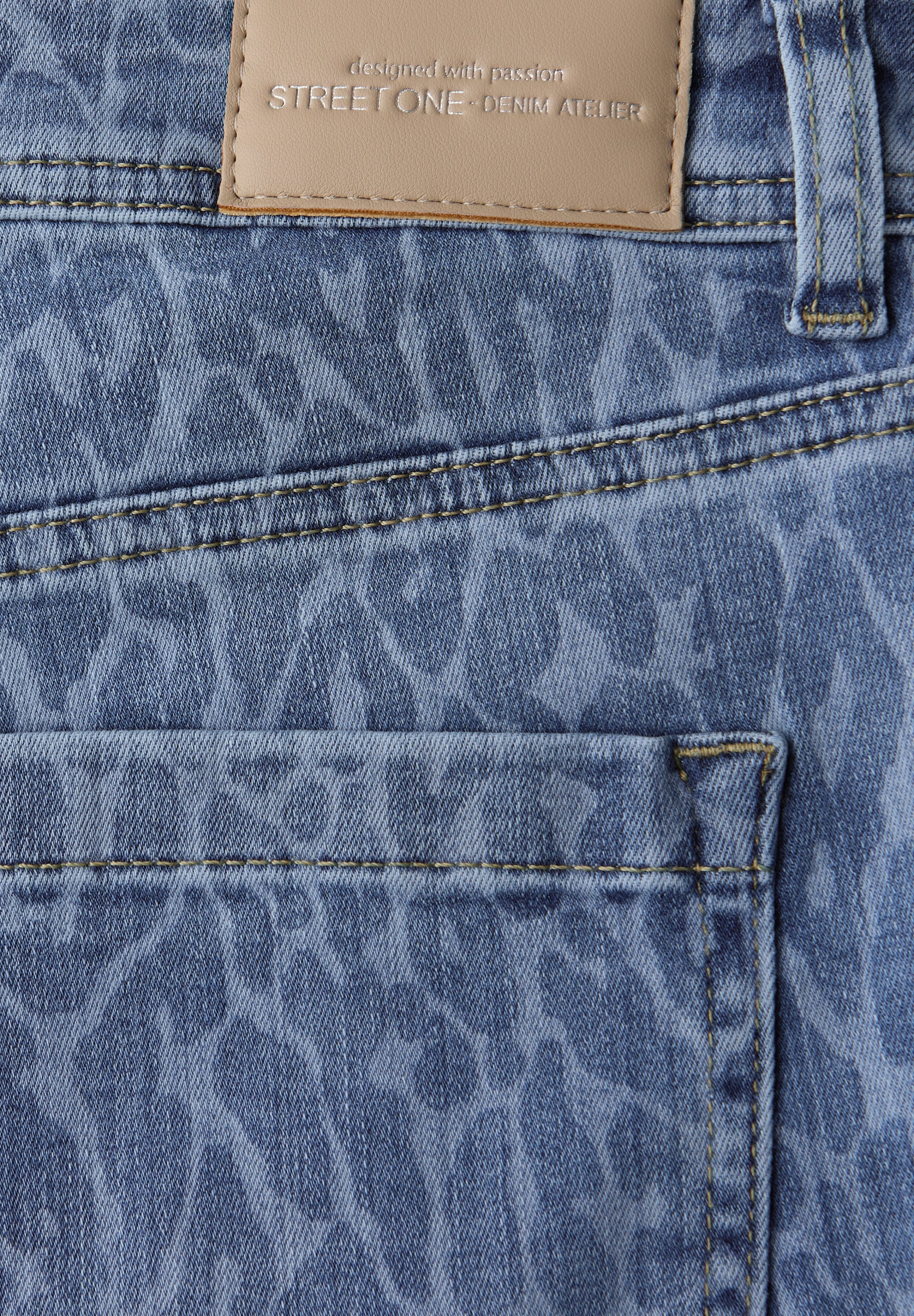 STREET ONE Straight-Jeans »Style Amalia Straight Leg« mit einem gelaserten Leo‑Muster