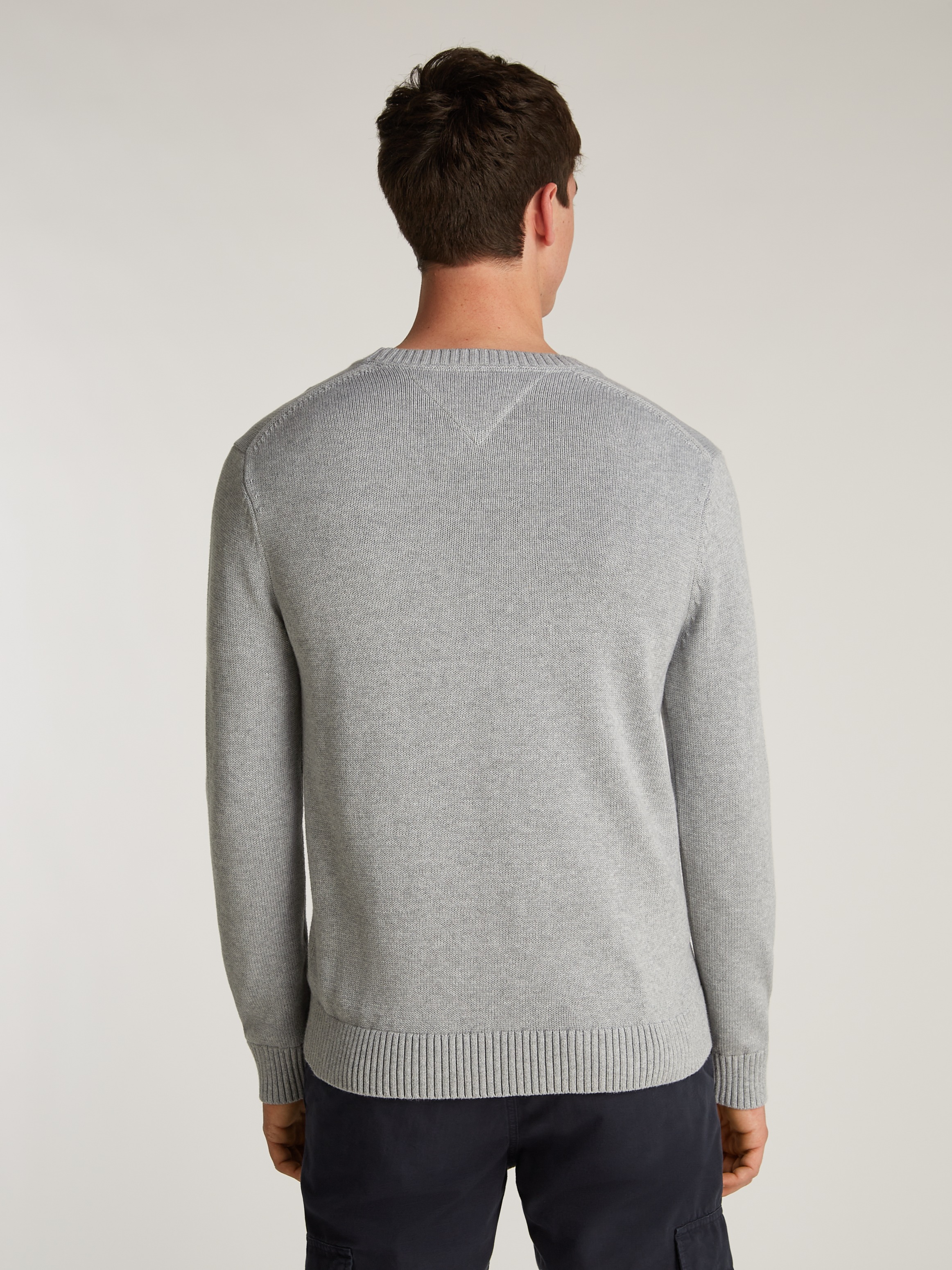 Tommy Jeans Strickpullover »TJM SLIM ESSNTLS C-NECK SWEATER«, mit Markenlogo auf der Brust