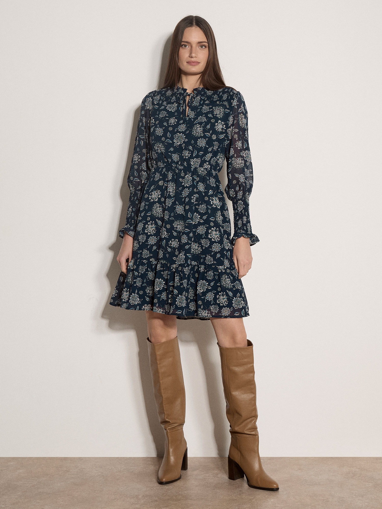 Apricot Druckkleid »Kurzes Chiffonkleid mit Blumenmuster« mit Bindeband, 2 Stk. tlg. mit Smokdetails