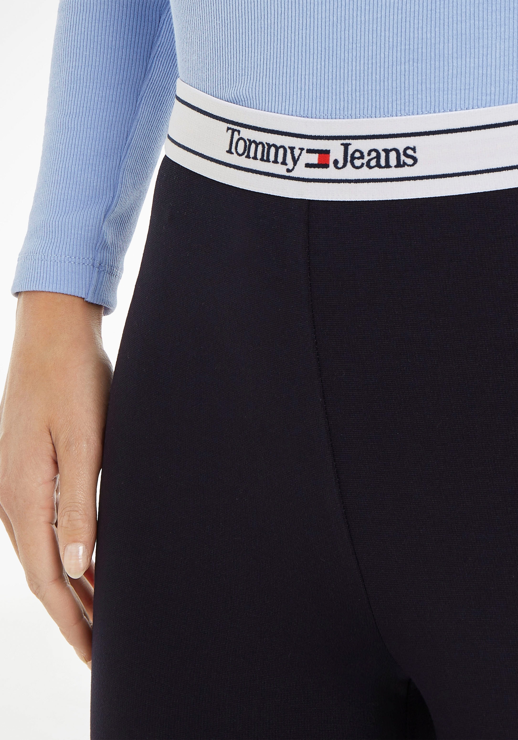 Tommy Jeans Leggings »TJW FLARE Bund bei LEGGING«, Schriftzug LOGO Tommy am WB mit Jeans ♕