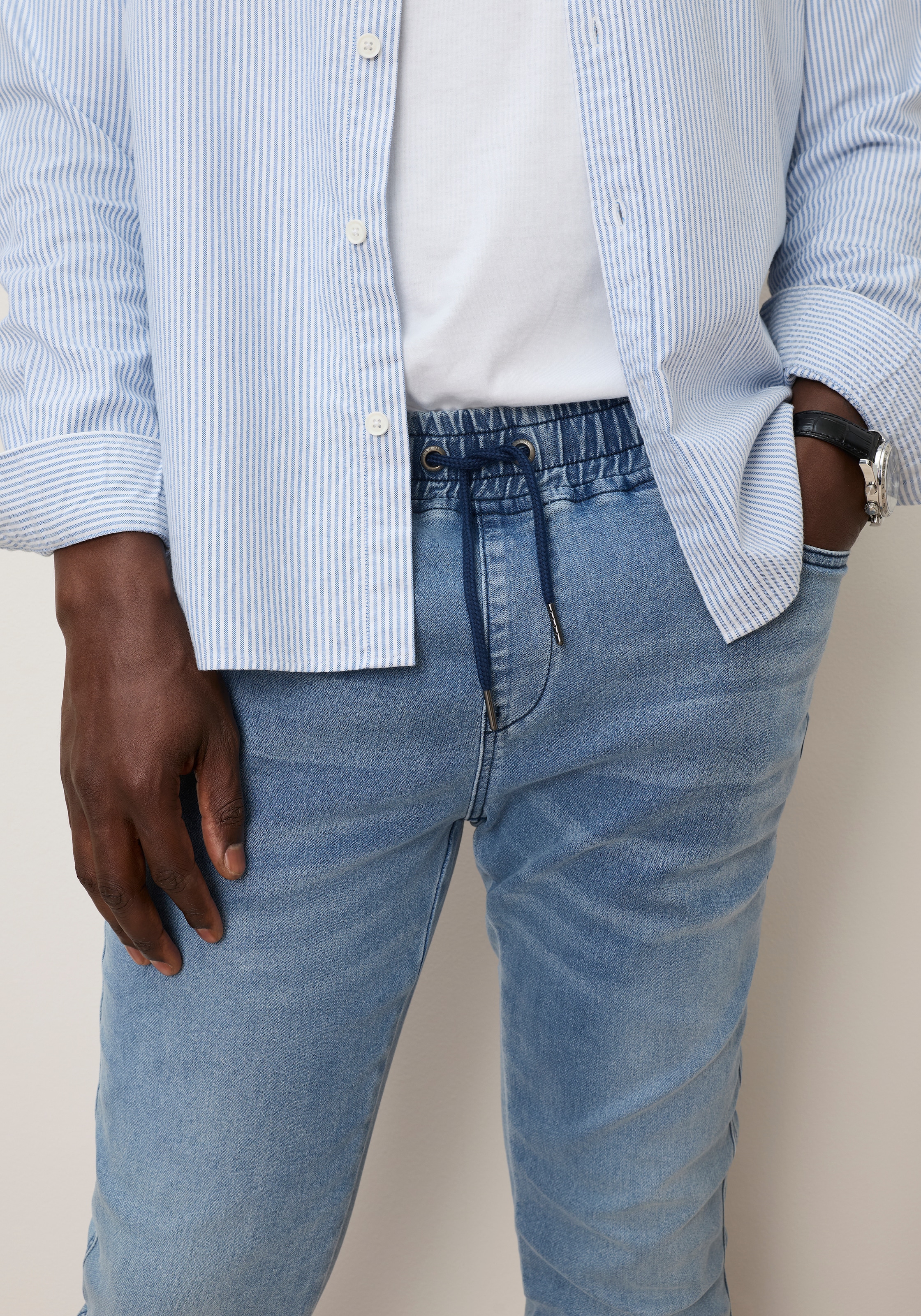 DELMAO Jogg Pants mit Eingrifftaschen und Gesäßtaschen, Comfort Fit, gerader Beinverlauf