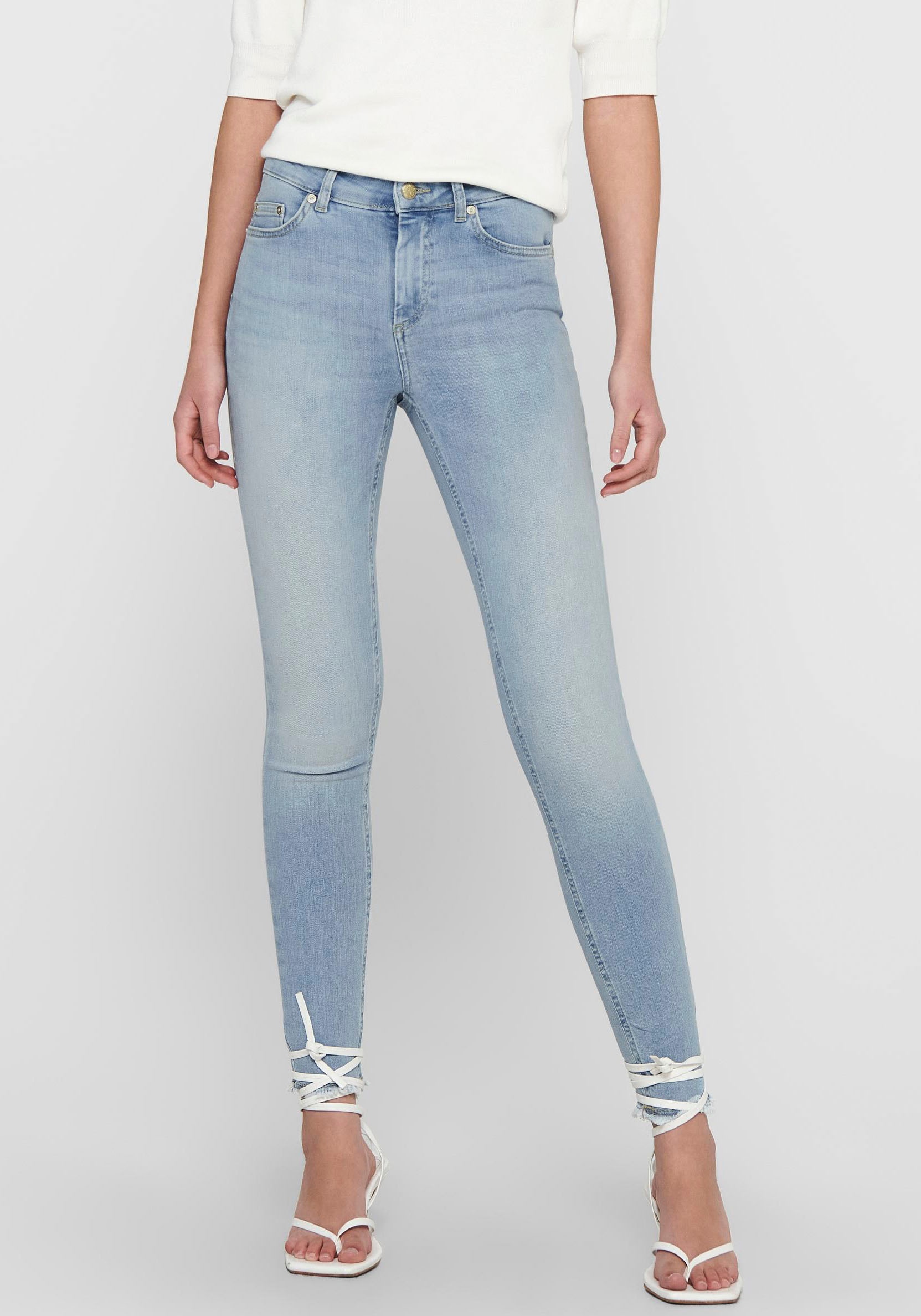 Ankle-Jeans »ONLBLUSH MID SK ANK RAW«, mit leicht ausgefranstem Beinabschluss