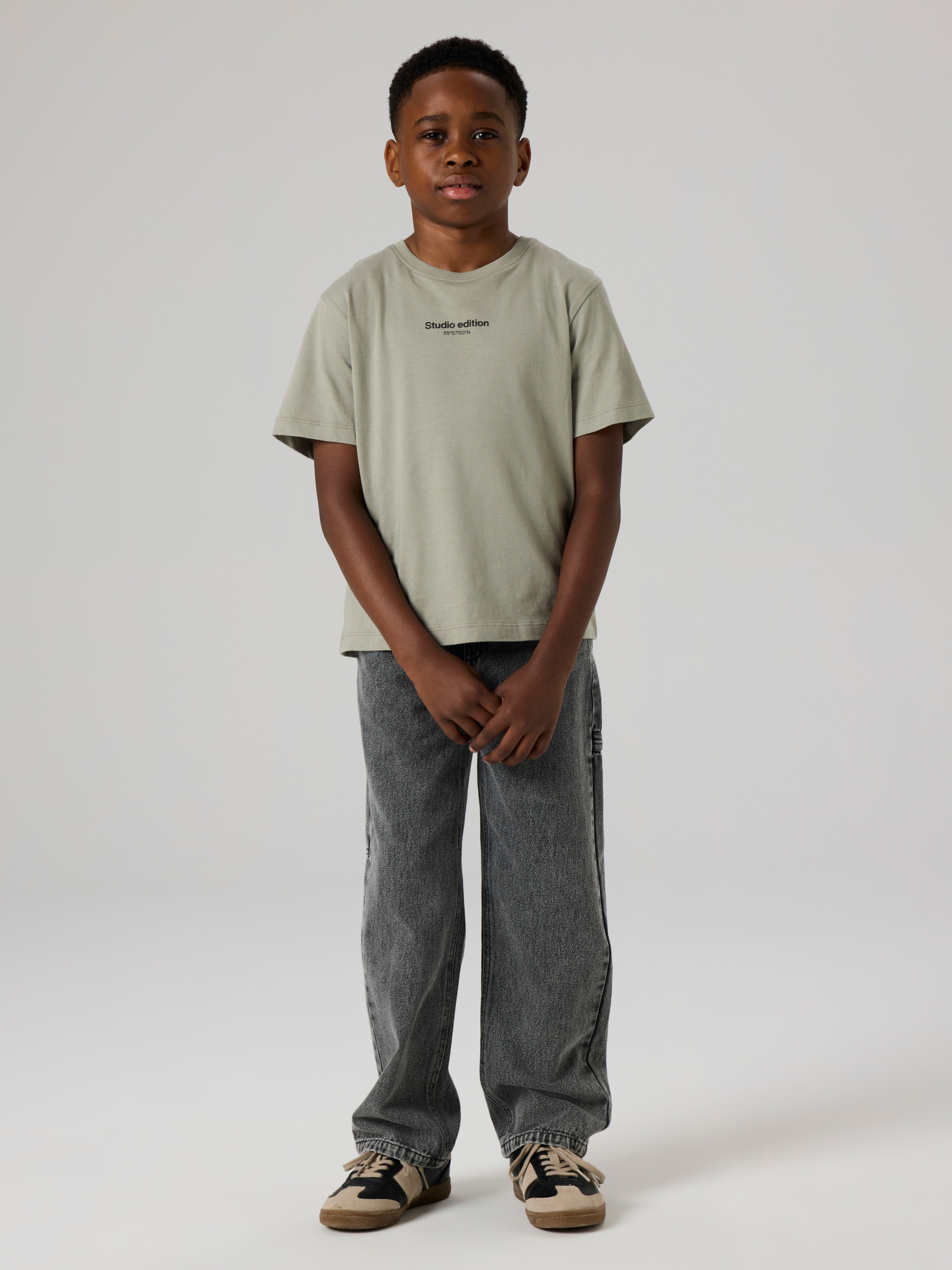 Name It T-Shirt »NKMBRODY SS NREG TOP NOOS« mit dezentem 3D-Frontmotiv