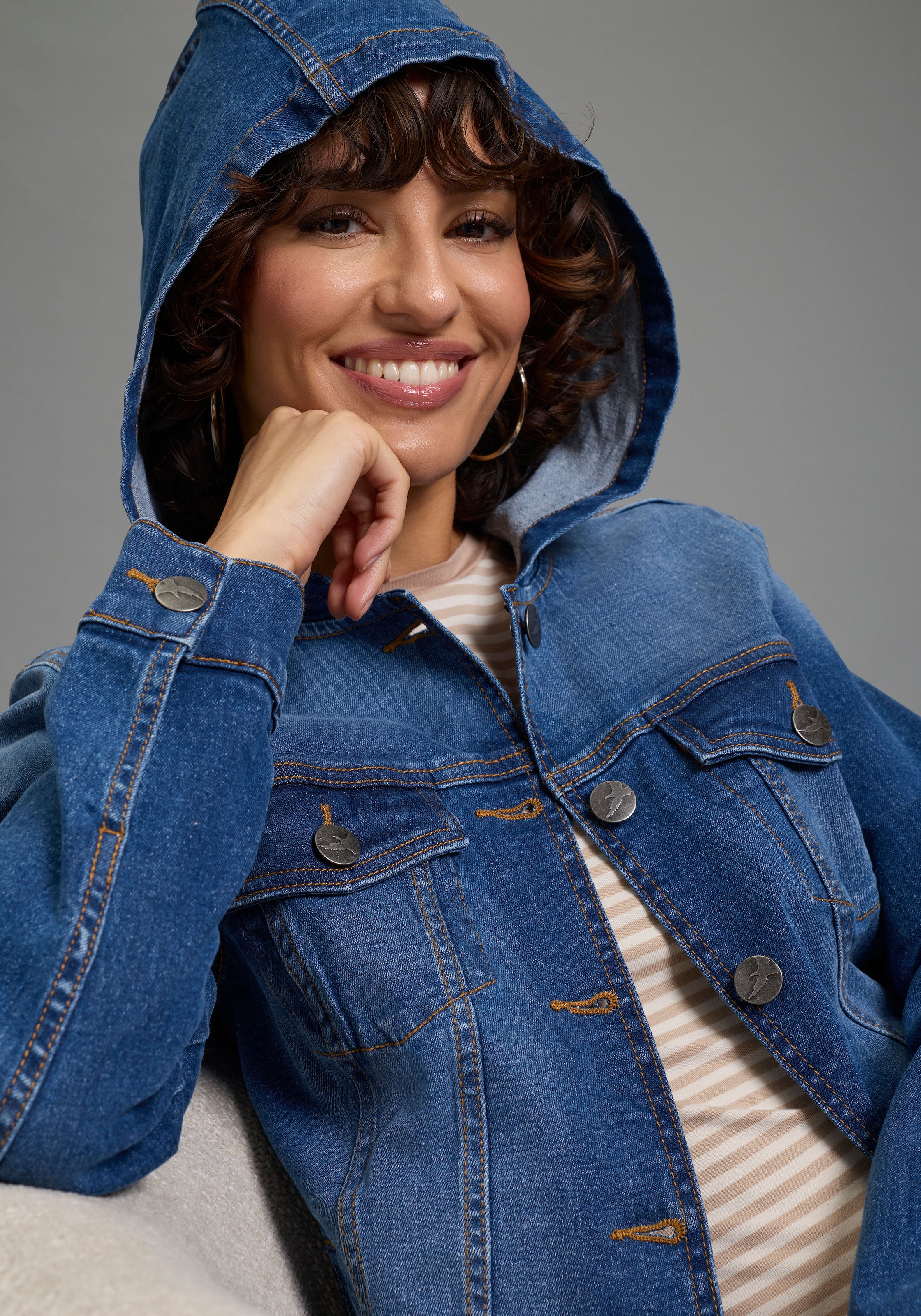 Arizona Jeansjacke mit Kapuze mit Kapuze, Regular Fit, mit Knopfleiste, mit Knopf-Applikationen