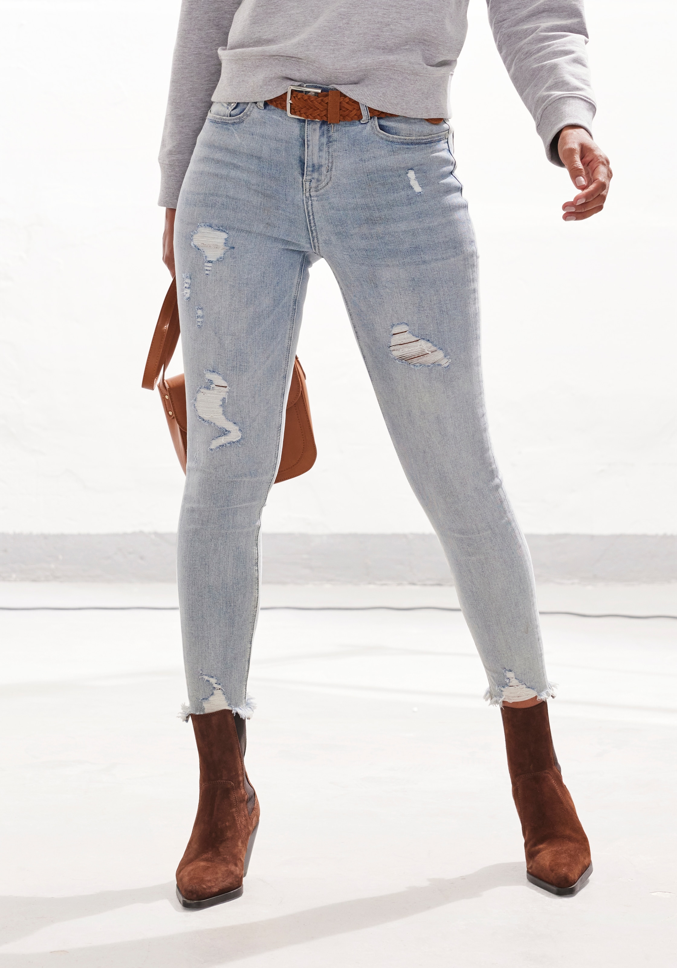Buffalo Destroyed-Jeans »mit ausgefransten Saumabschlüssen aus bequemer Baumwollmischung« mit ausgefranstem Beinabschluss und Stretchanteil, schmale Passform