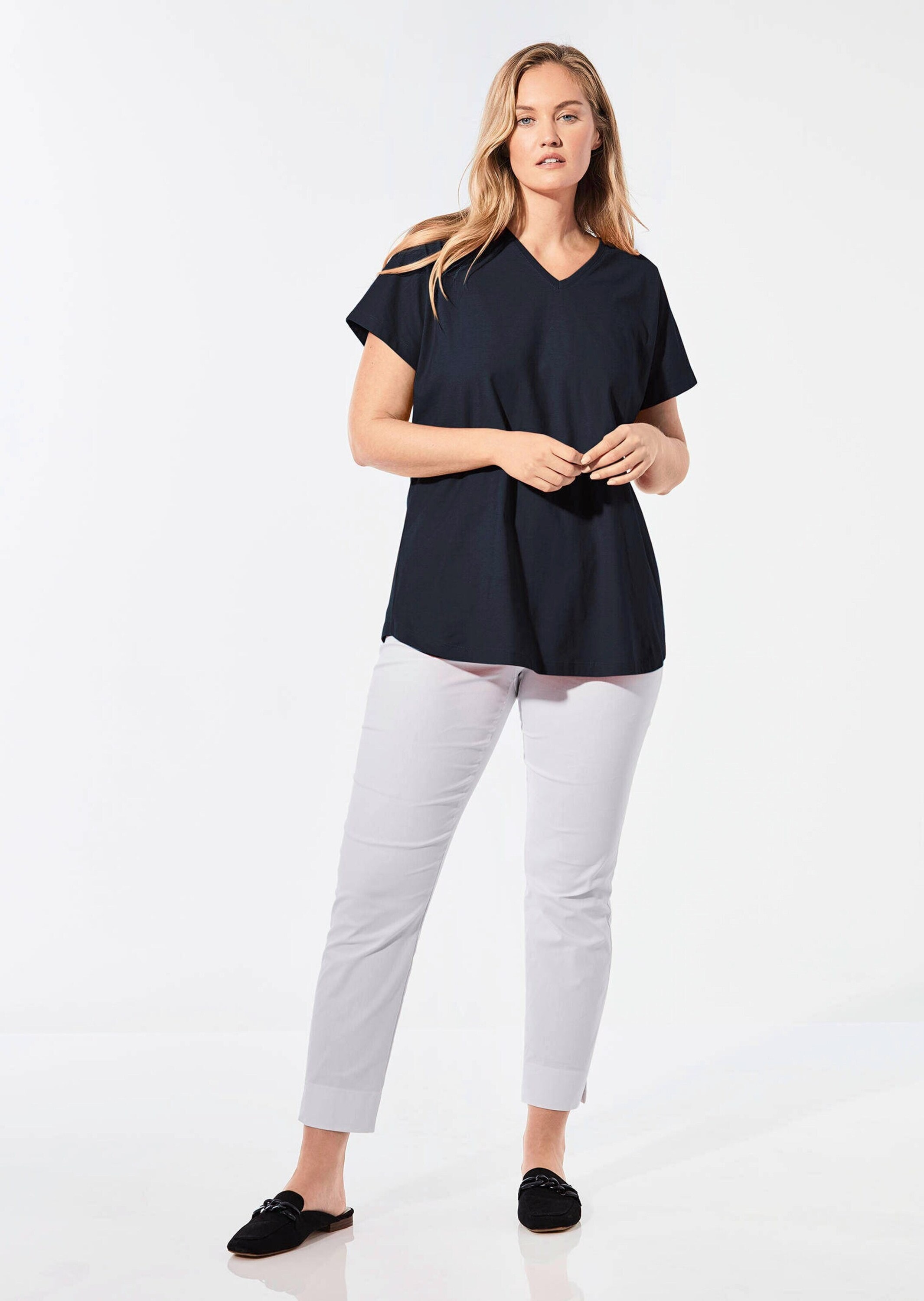 GOLDNER Kurzarmshirt »Shirt mit V-Ausschnitt« Tiefer Rundhalsausschnitt