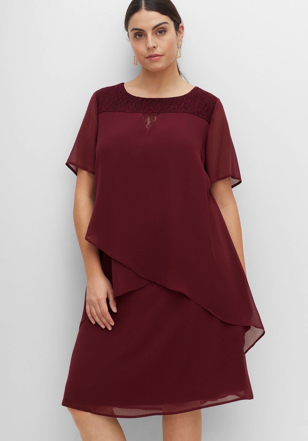 Sheego Abendkleid »Cocktailkleid mit asymetrischen Volants«, mit asymetrischen Volants