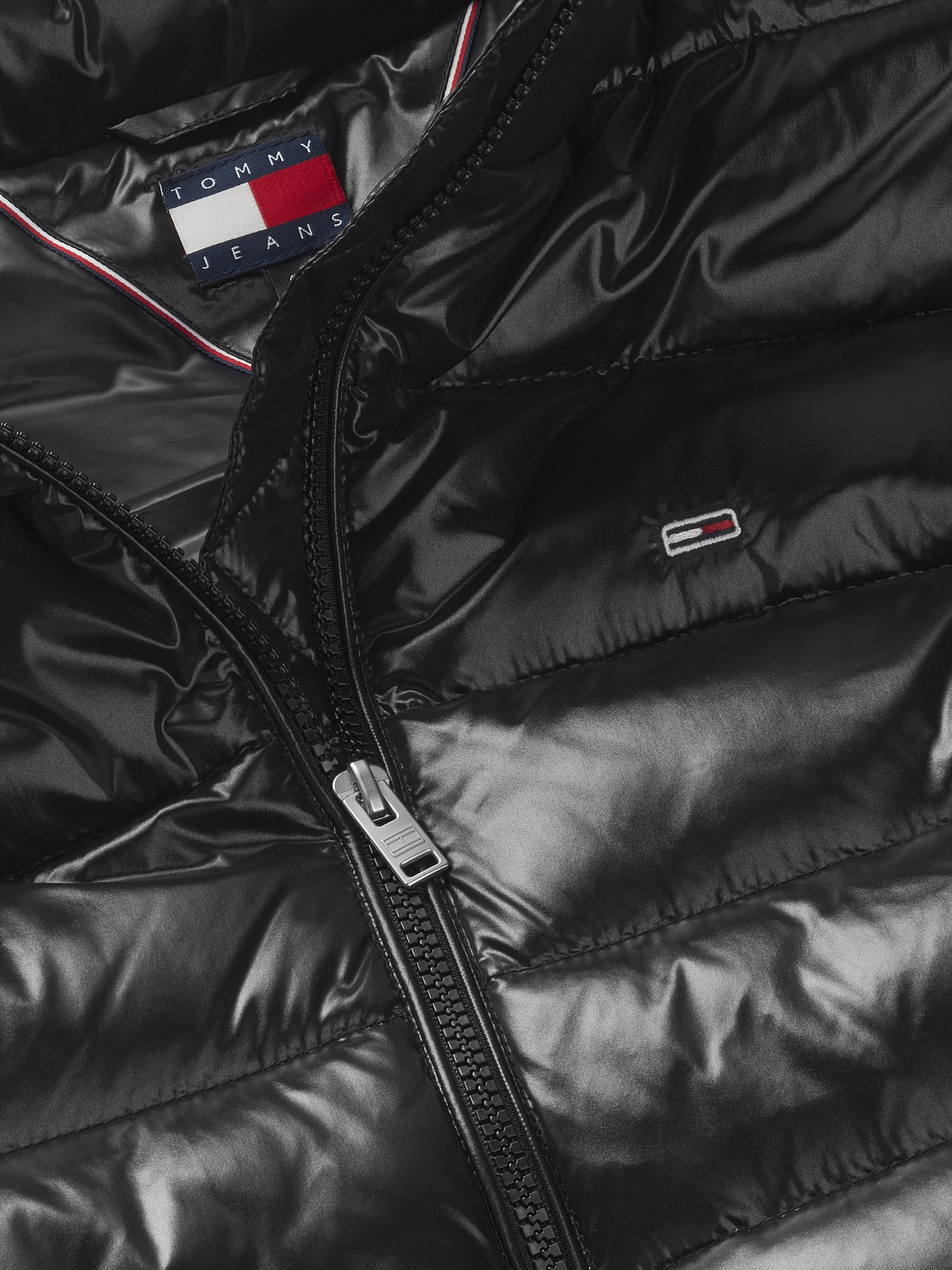Tommy Jeans Steppweste »TJW ESSENTIAL TAPE VEST«, in glänzender Optik, mit leichter Wattierung