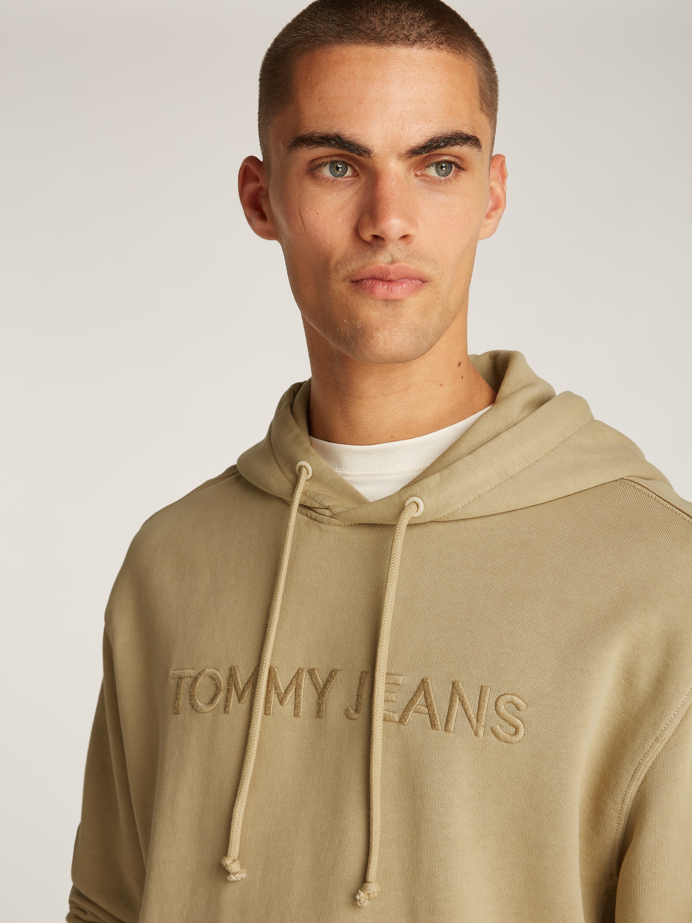 Tommy Jeans Hoodie »TJM RLX TJ LABEL HOODIE«, mit großer Logostickerei