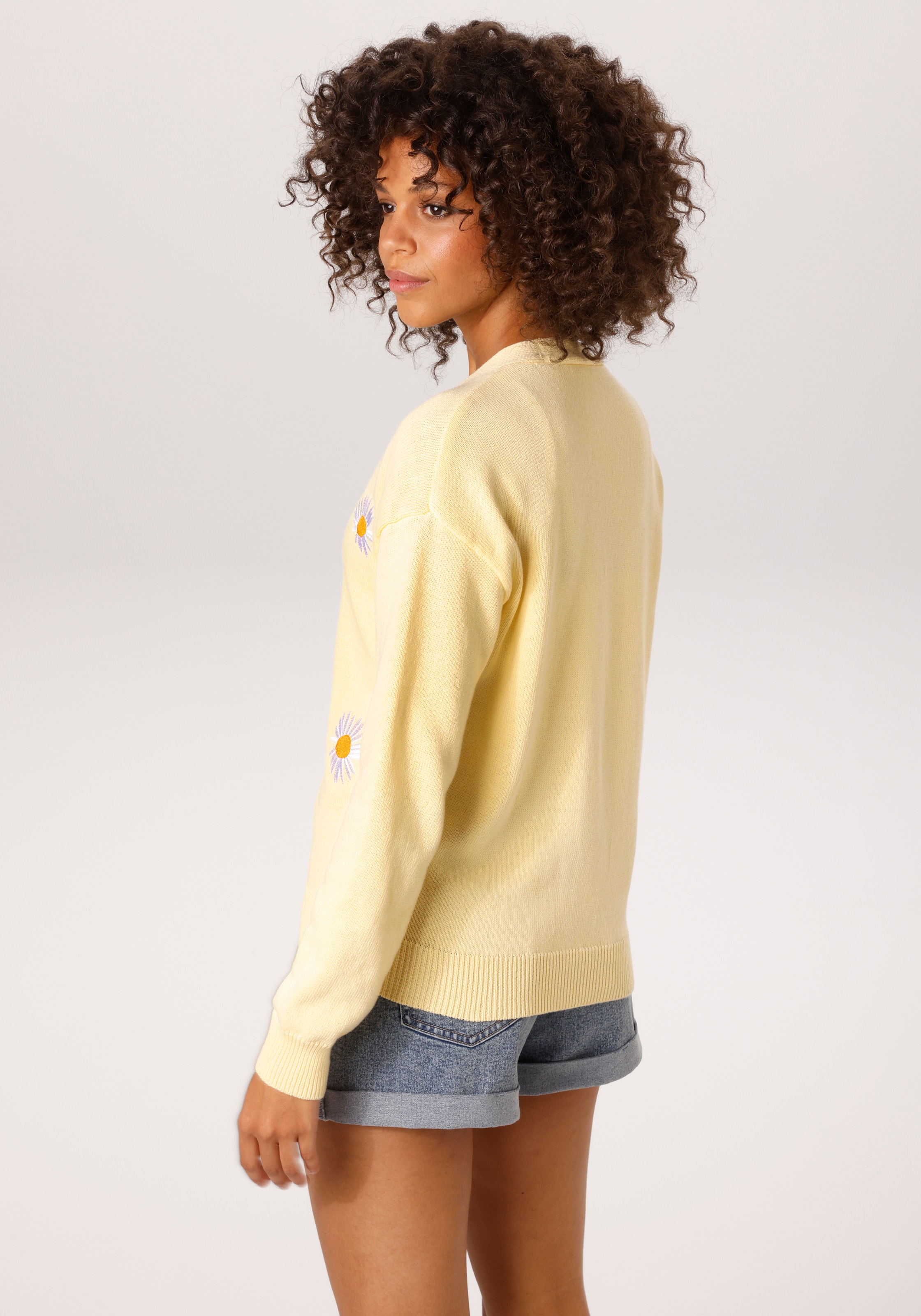 Aniston CASUAL Strickjacke mit aufgestickten Margeriten verziert