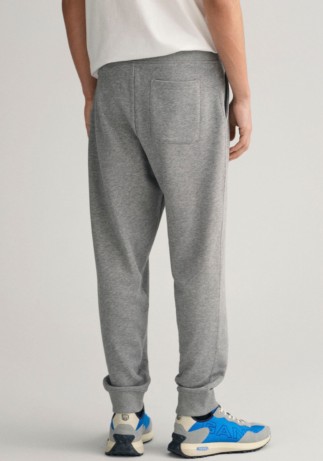 Sweathose »REG SHIELD SWEATPANTS«, mit Logostickerei unterhalb des Bunds