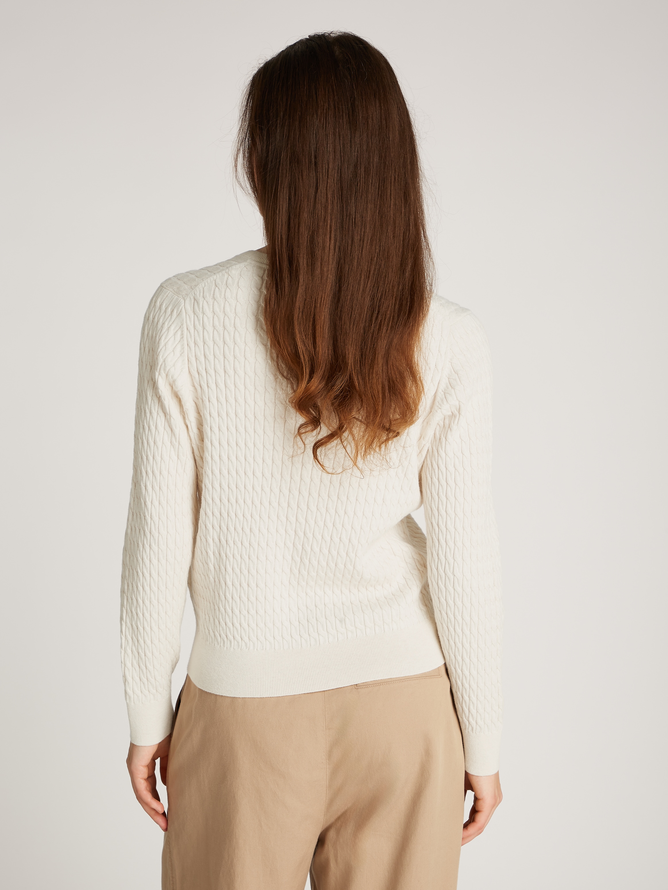 Tommy Hilfiger V-Ausschnitt-Pullover »CO CABLE V-NK LS SWT« mit Zopfmuster, Logostickerei