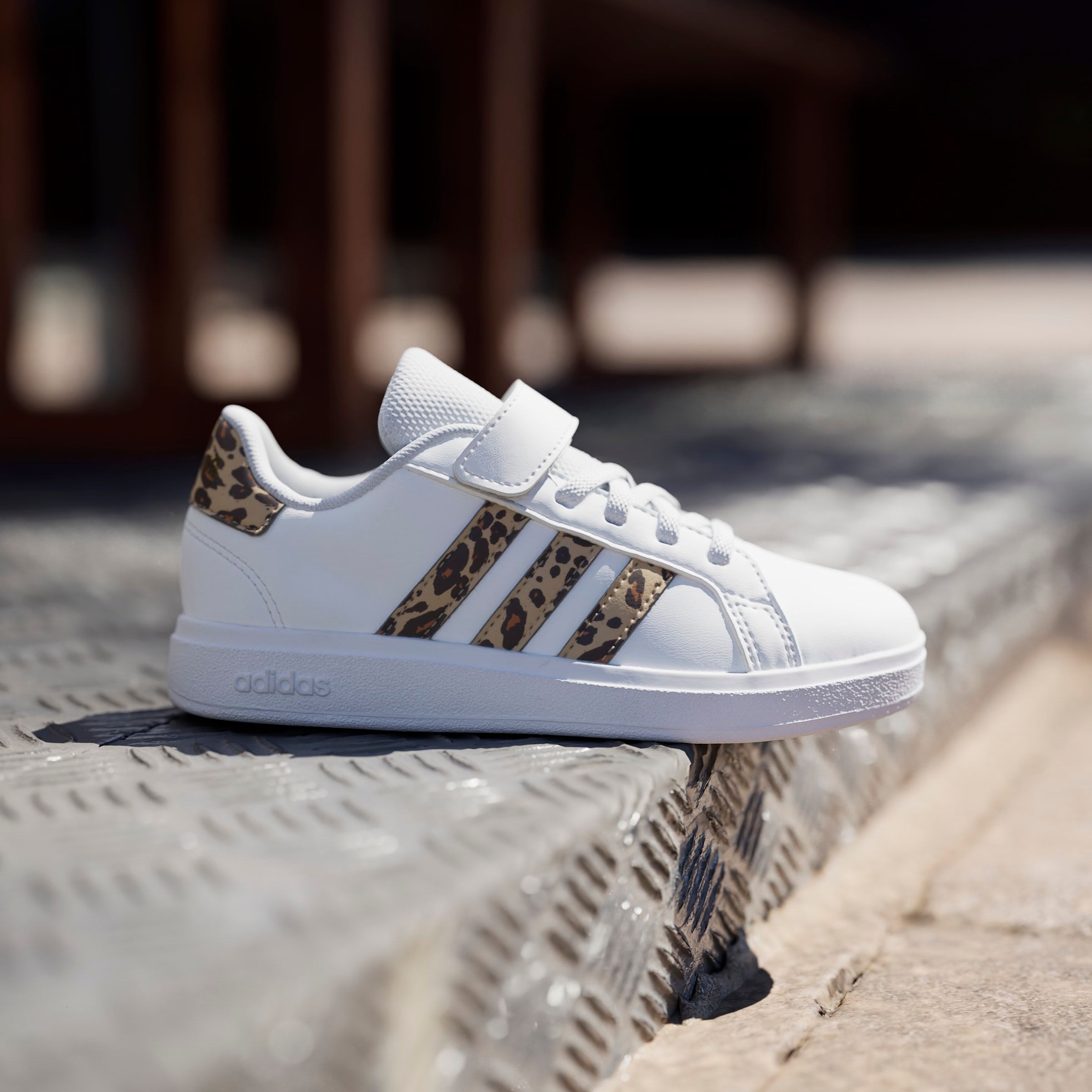 adidas Sportswear Sneaker »GRAND COURT 2.0 KIDS«, Design auf den Spuren des adidas Superstar