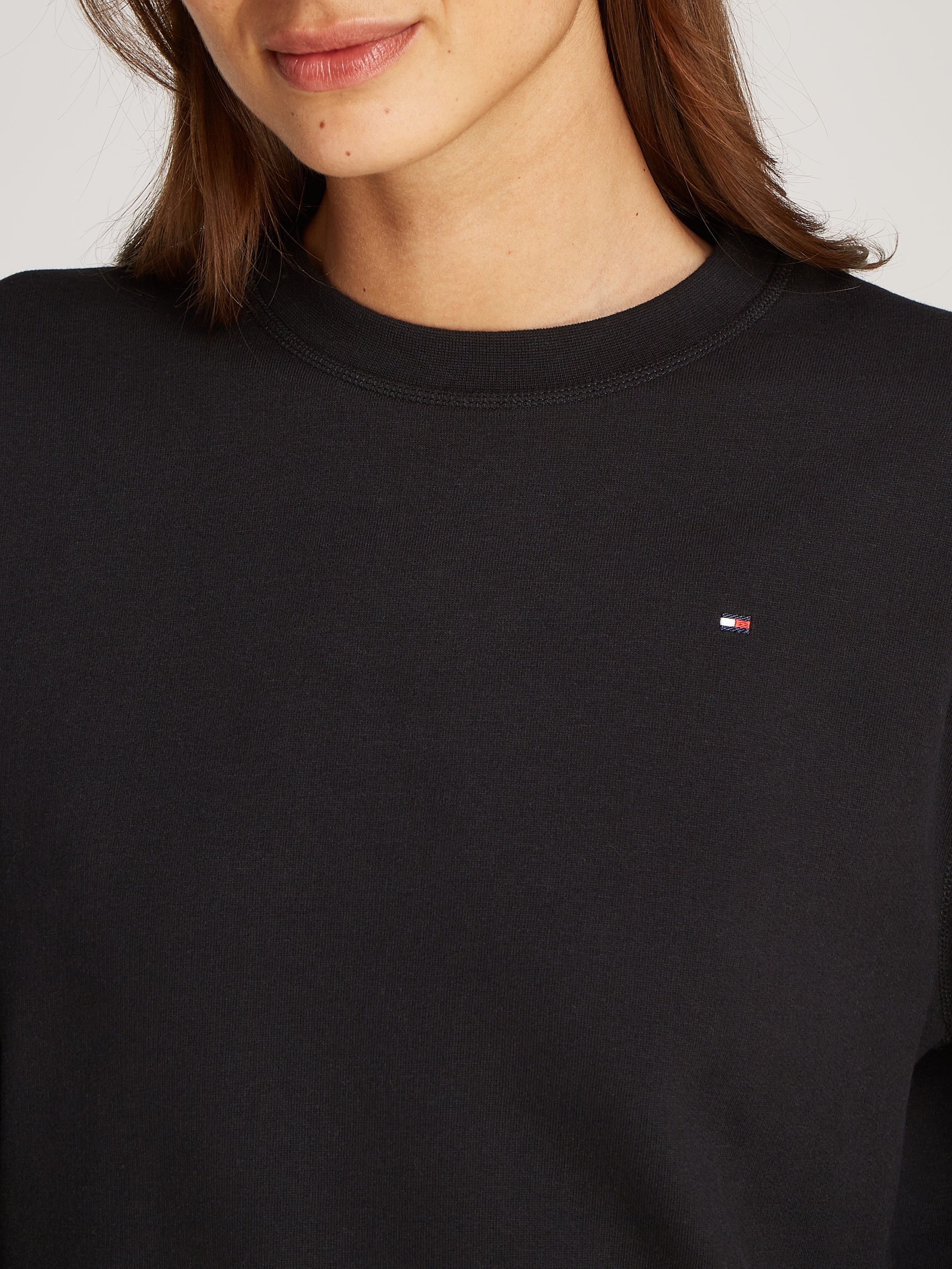 Tommy Hilfiger Sweatshirt »REG FLAG ON CHEST SWTSHRT«, mit Logo-Stickerei
