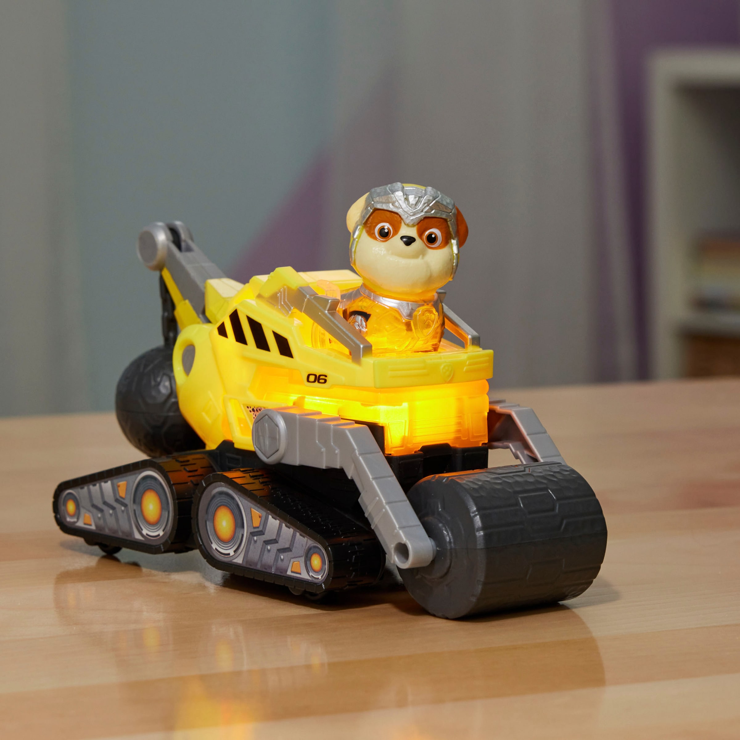 Spin Master Spielzeug-Auto »Paw Patrol - Movie II - Basic Themed Vehicles Rubble«, Baustellenfahrzeug mit Welpenfigur, Licht- und Soundeffekt