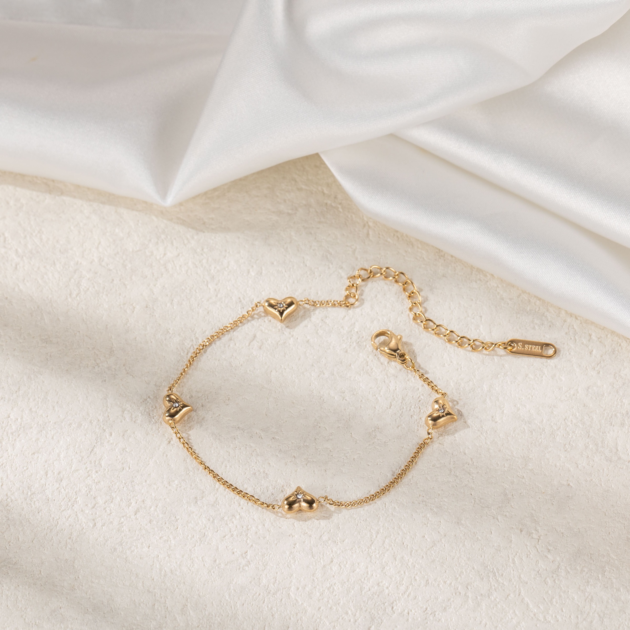 Firetti Armband »Schmuck Geschenk Edelstahl Armschmuck Ankerkettengliederung Herzen« mit Zirkonia (synth.)