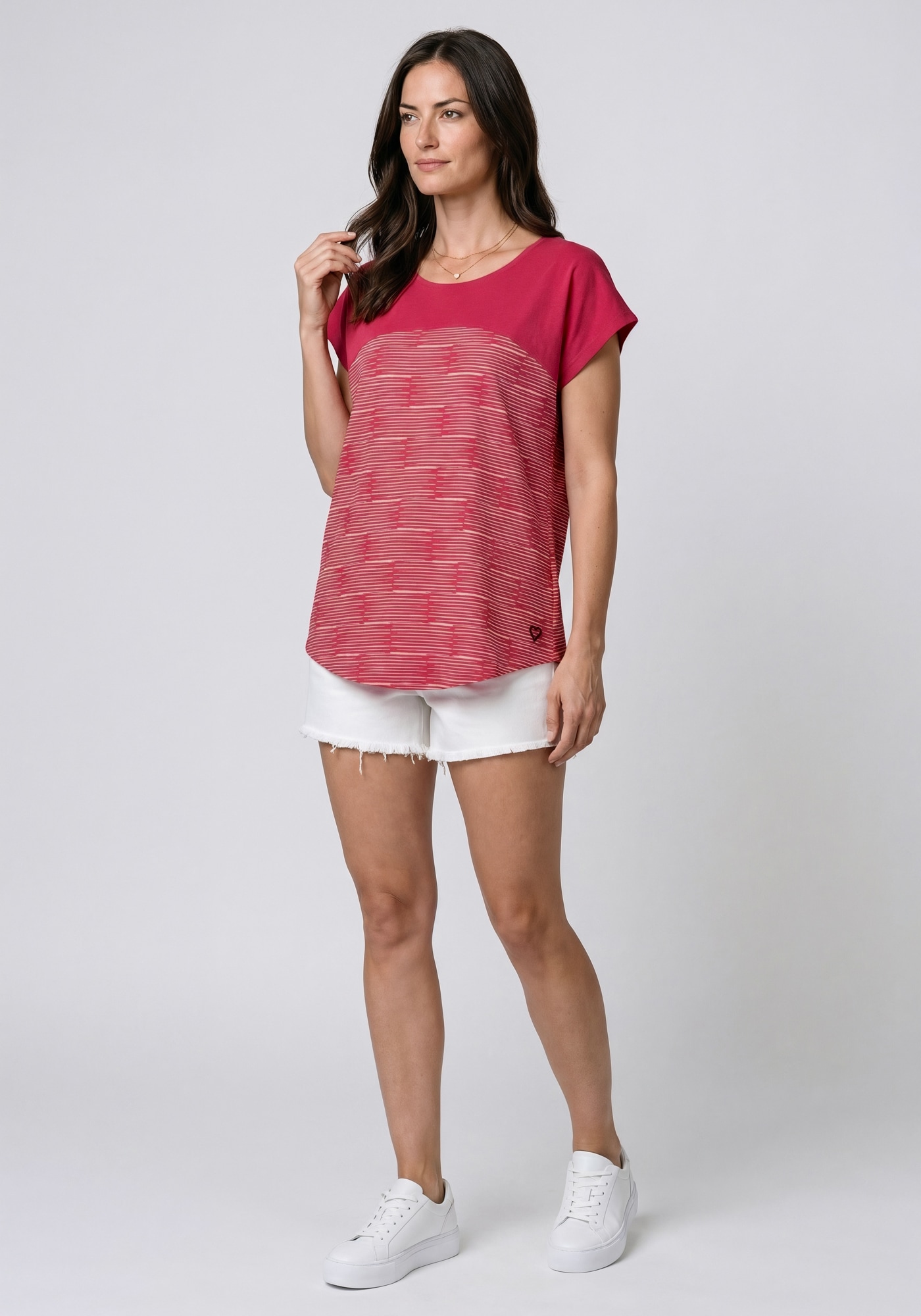 Alife & Kickin Rundhalsshirt »FridaAK B« vielseitiges Basic-Shirt mit Herzaufnäher und rundem Saum