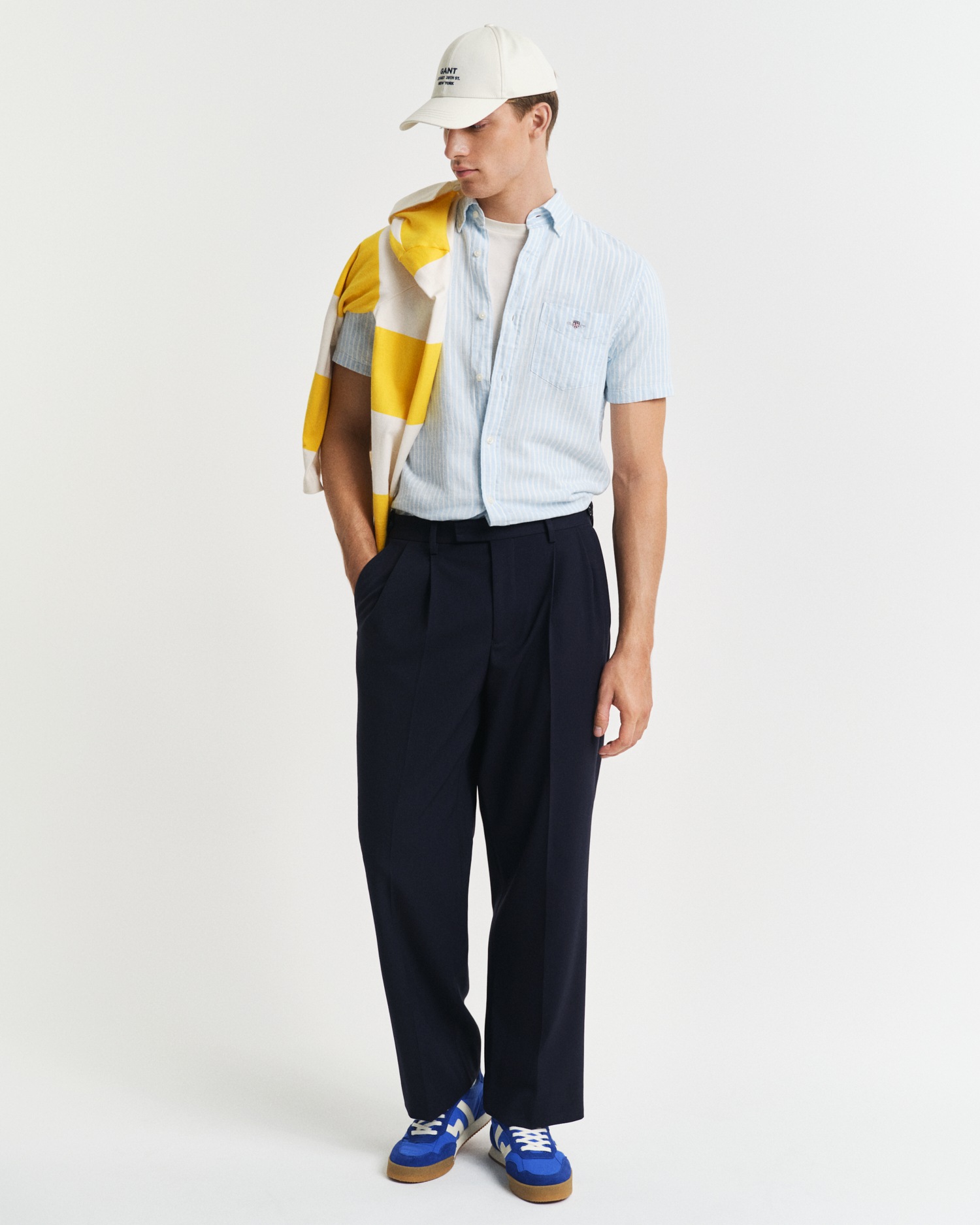 Gant Kurzarmhemd »REG COTTON LINEN STRIPE SS SHIRT«, ist ideal für warme Sommertage