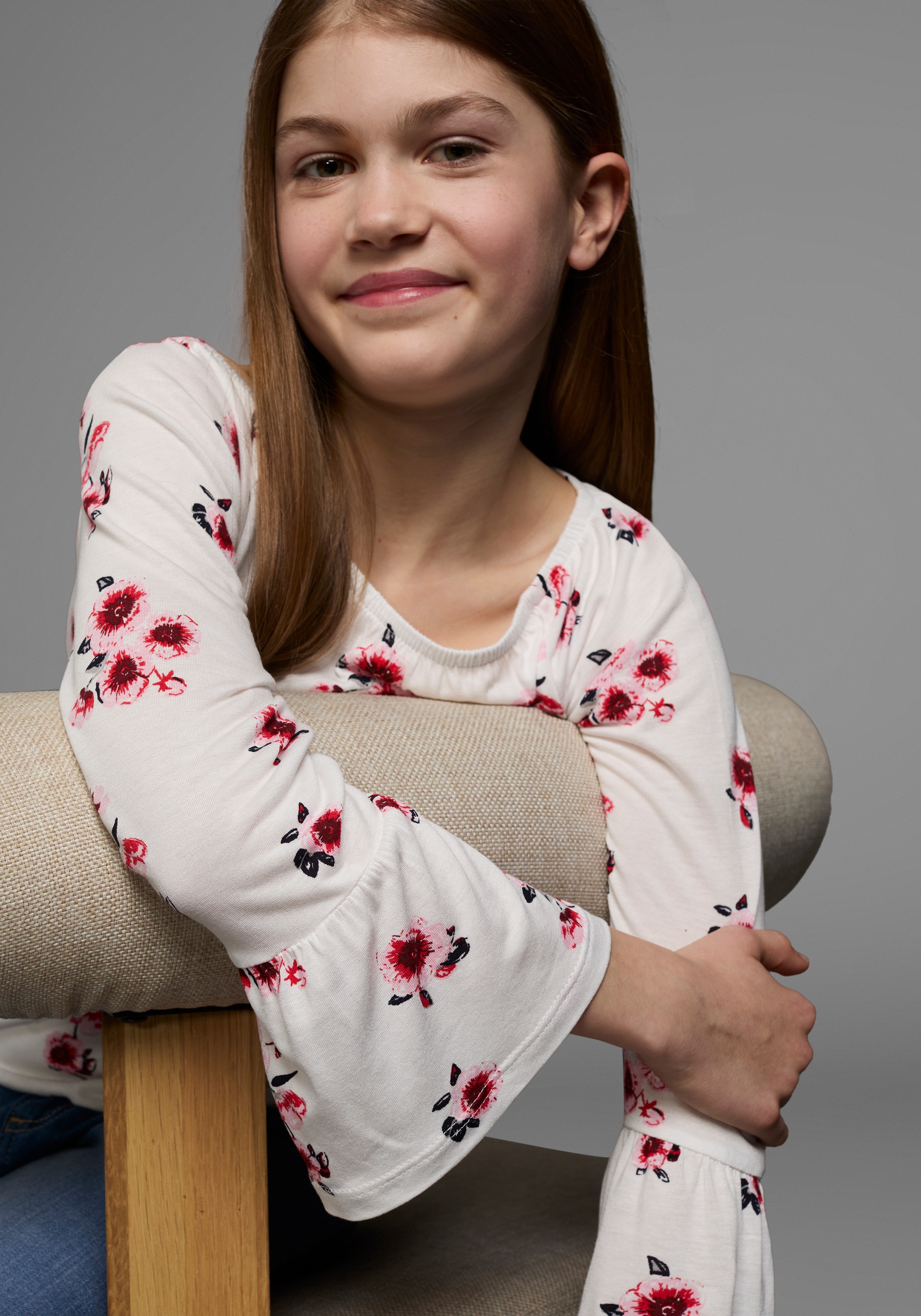 KIDSWORLD Carmenshirt »Viskose-Shirt«, weite Passform, mit Blumenmuster und Aufdruck, Carmenausschnitt