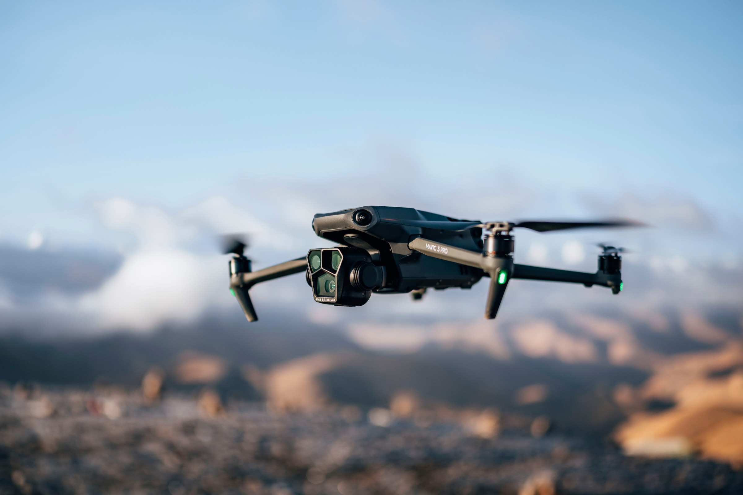 DJI Drohne »DJI Mavic 3 Pro Cine Premium«, (DJI RC Pro Fernsteuerung, 1TB SSD, 3 Akkus und Ladestation)