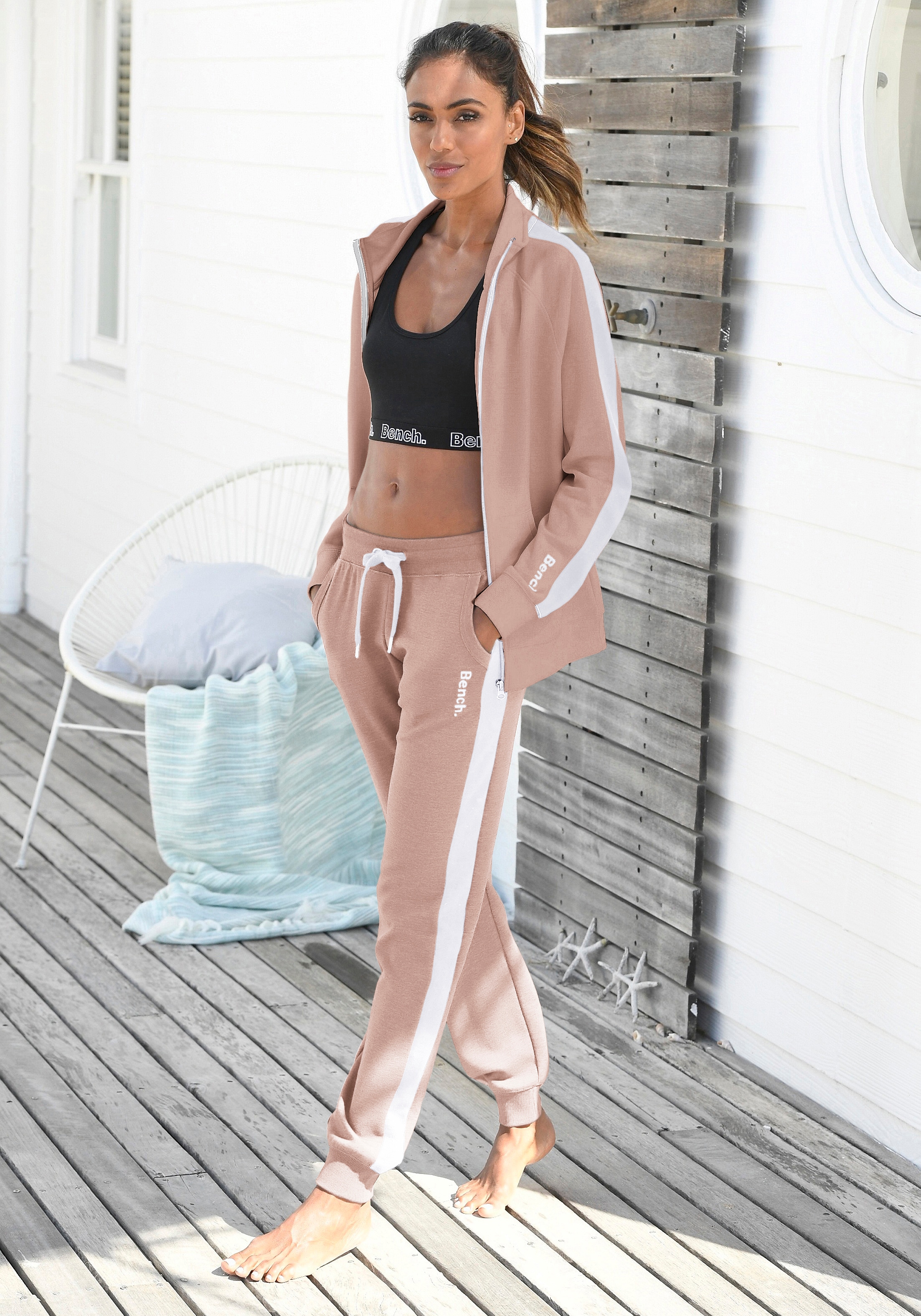 Bench. Loungewear Sweathose, mit Seitenstreifen und schmalem Bein