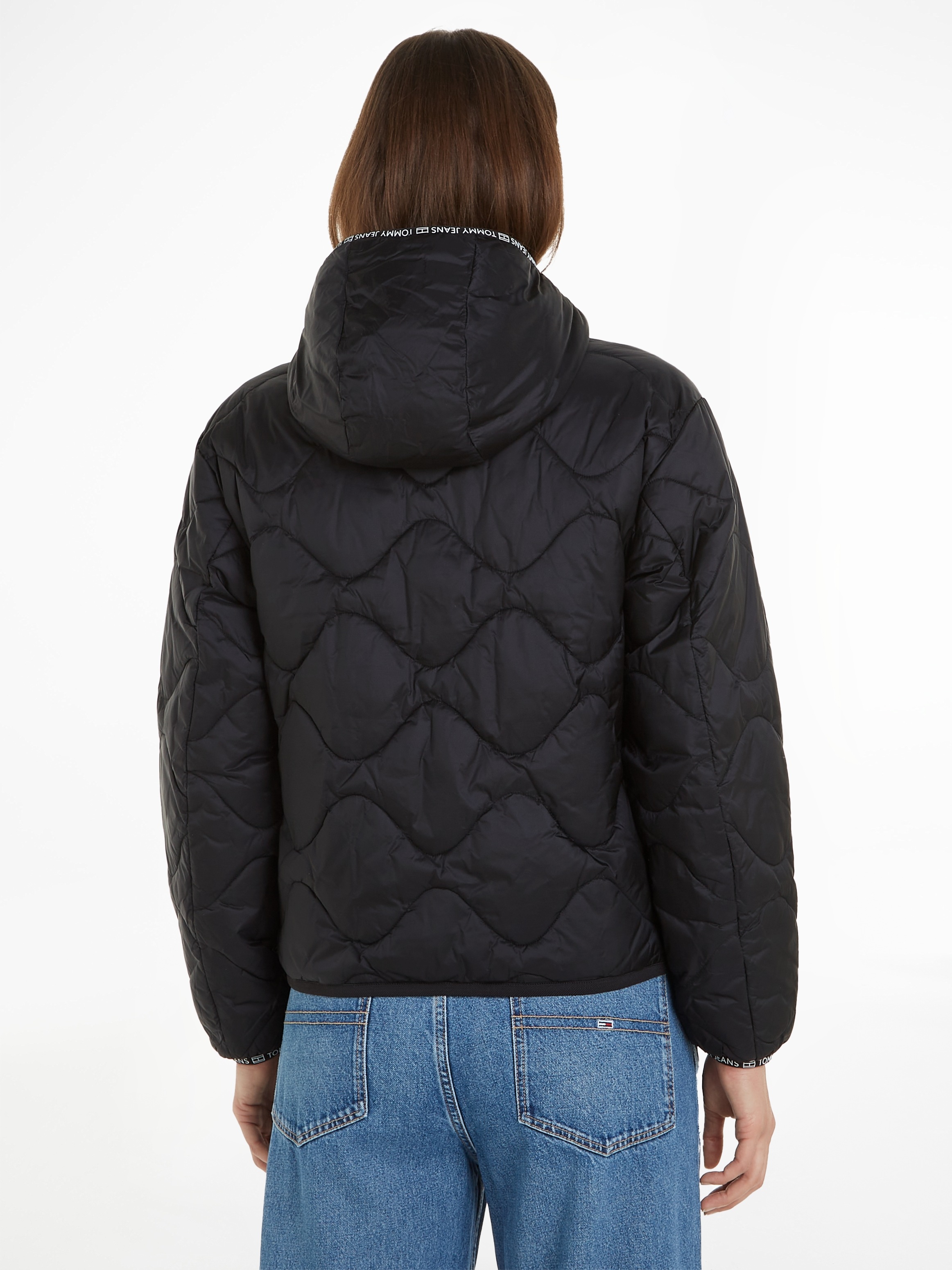 Tommy Jeans Curve Steppjacke »TJW QUILTED TAPE HOOD PUFFER EXT«, mit Kapuze, mit Logostickerei