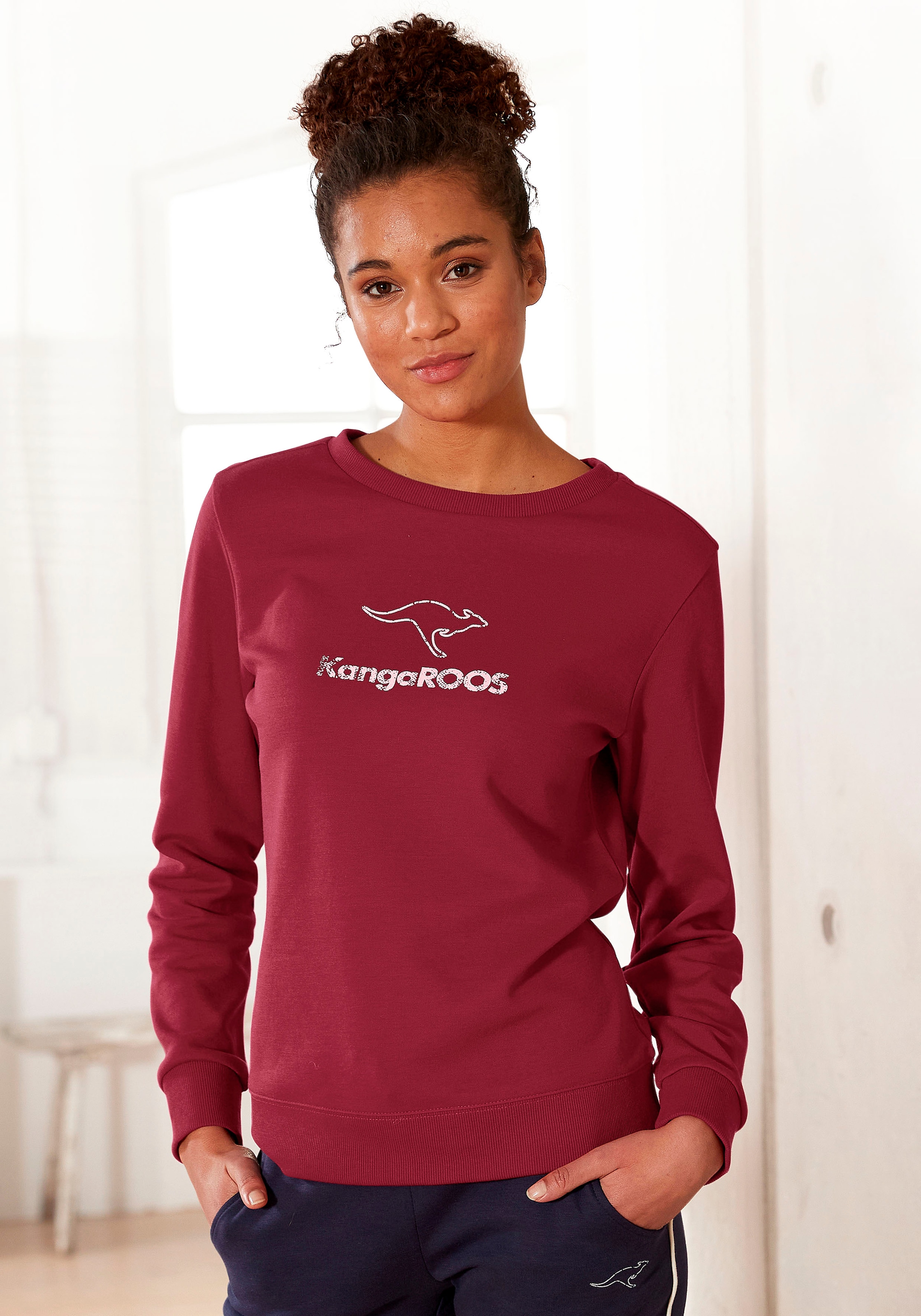 KangaROOS Sweatshirt, mit Kontrastfarbenem Logodruck, Loungewear