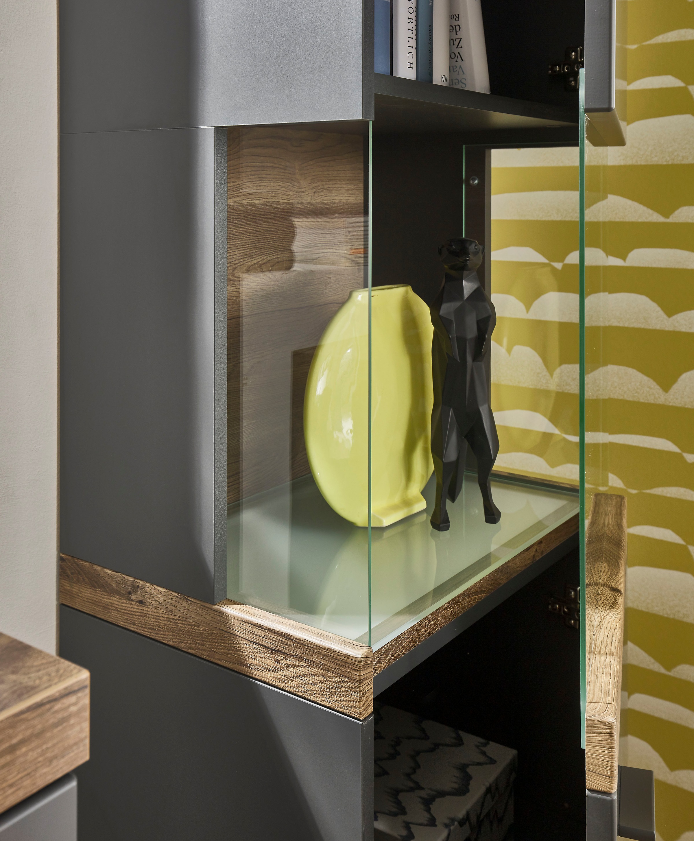 set one by Musterring Glasvitrine »Lancaster« Farben weiß oder grau mit Eicheabsetzung, mit LED-Beleuchtung