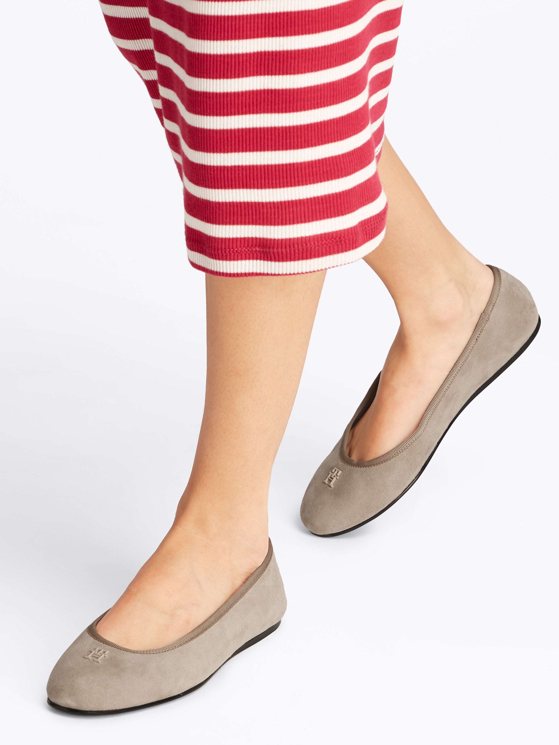 Tommy Hilfiger Ballerina »TH HARDWARE SUEDE BALLERINA«  , Flats, Businessschuh, Bequemschuh, Schlupfschuh mit TH-Logo