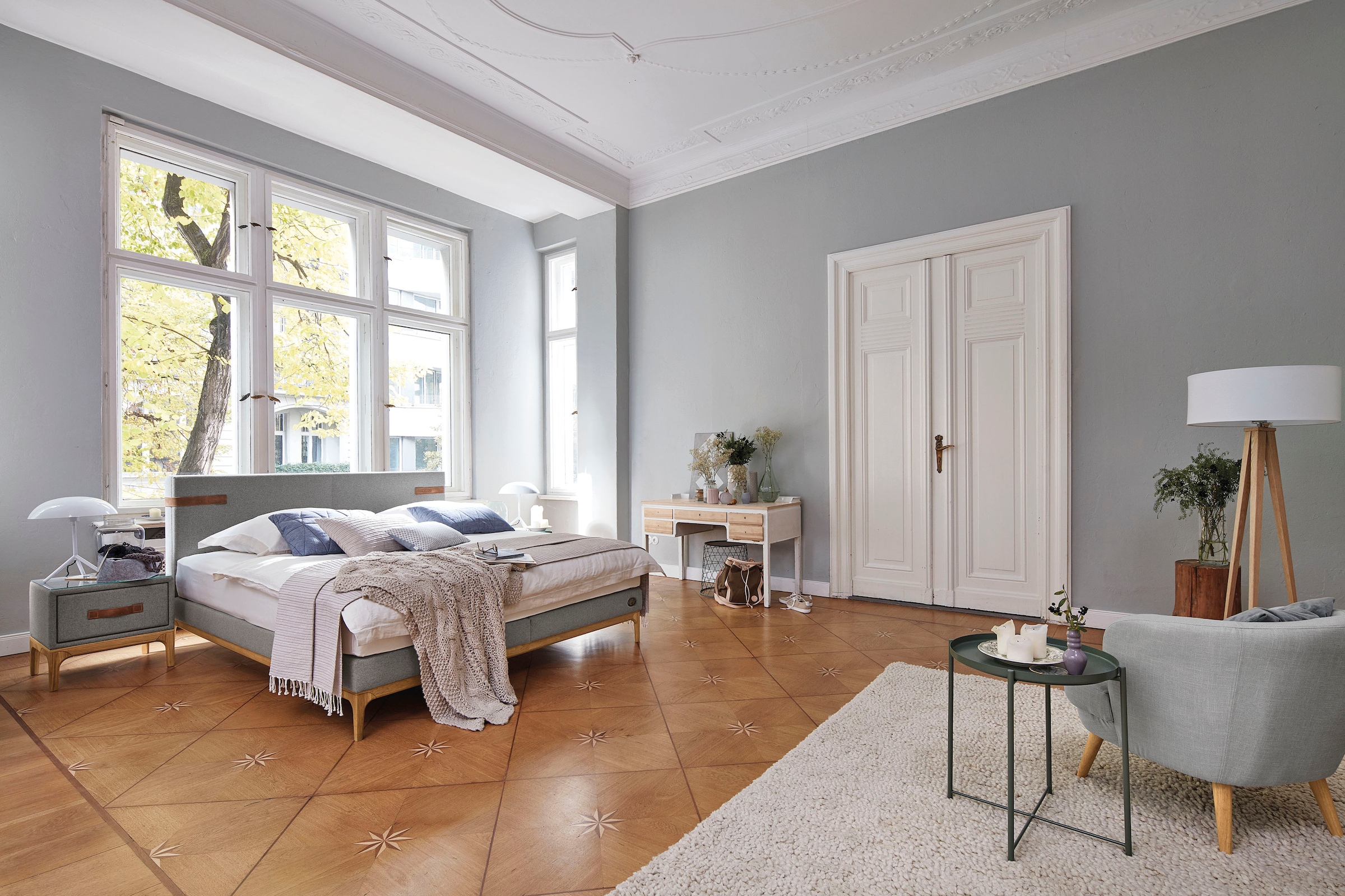 Birkenstock Boxspringbett »Iona«, mit Lederlaschen am Kopfteil, mit Holzsockel in Eiche natur