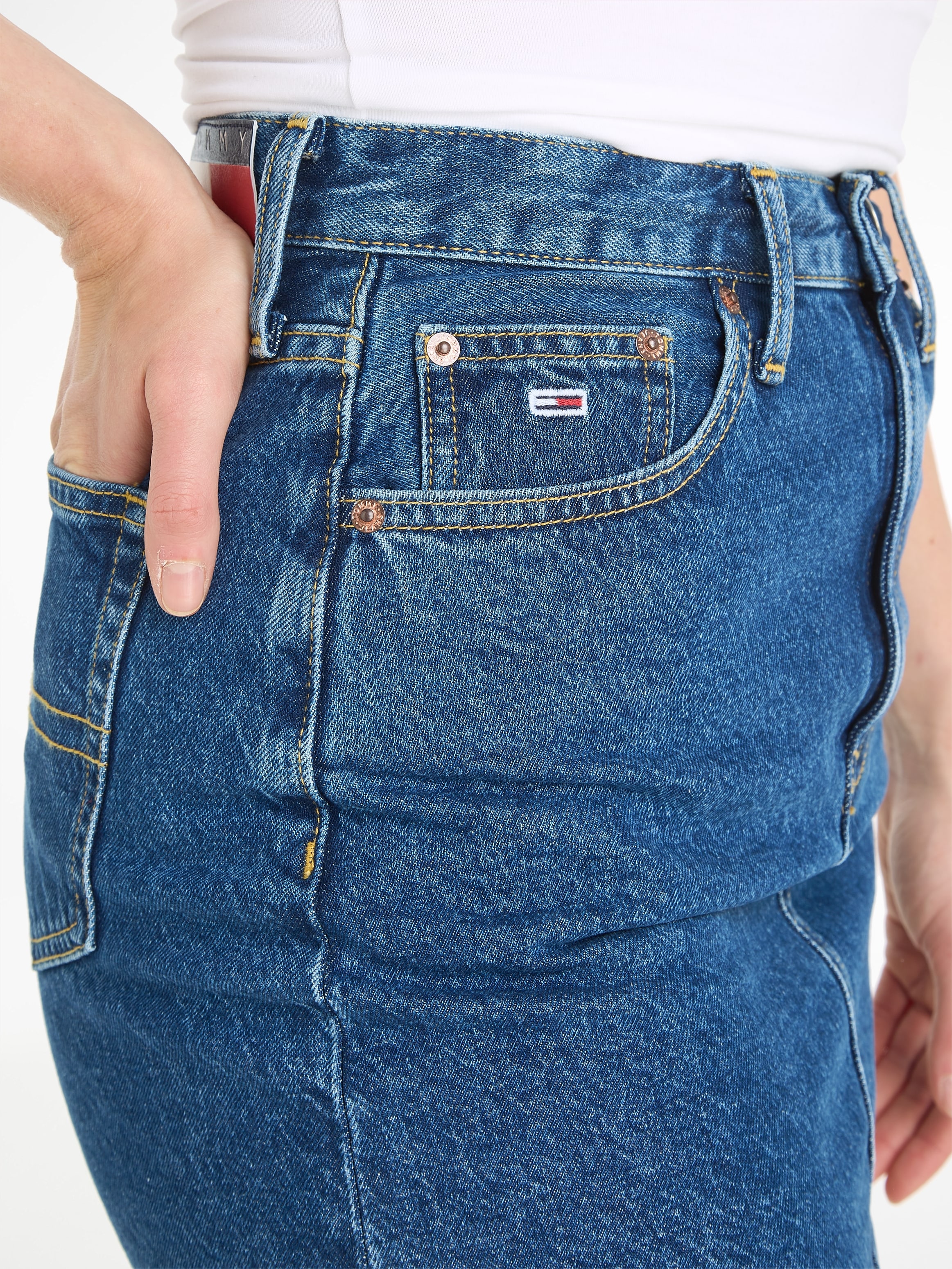 Tommy Jeans Jeansrock »MOM UH SKIRT AH4035«, Webrock mit Logostickerei