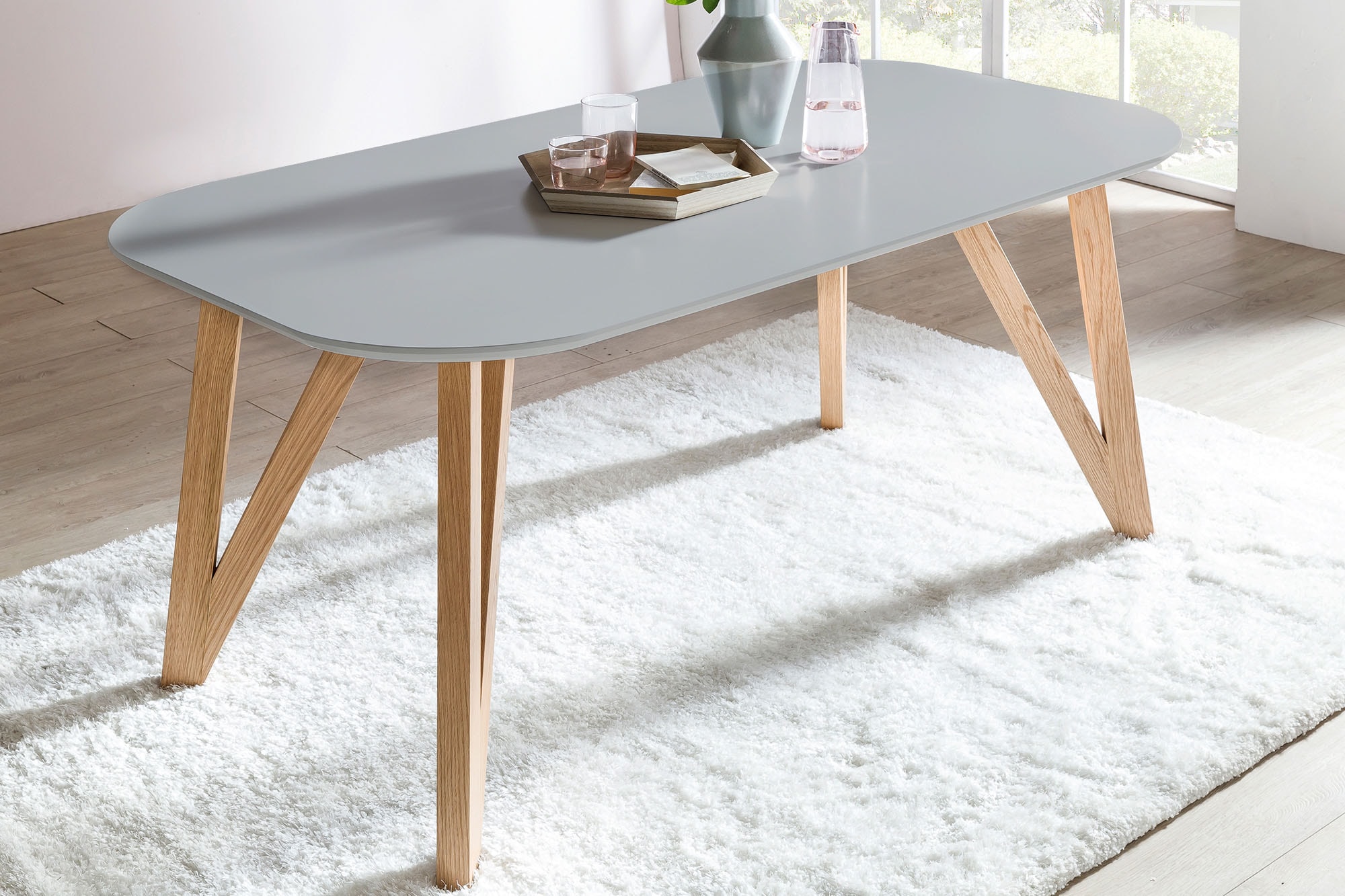 SalesFever Esstisch "Solna - Stilvoller Tisch für Ihr Zuhause" Massive Eichen-Haarnadelbeine: Natürliches Design-Statement