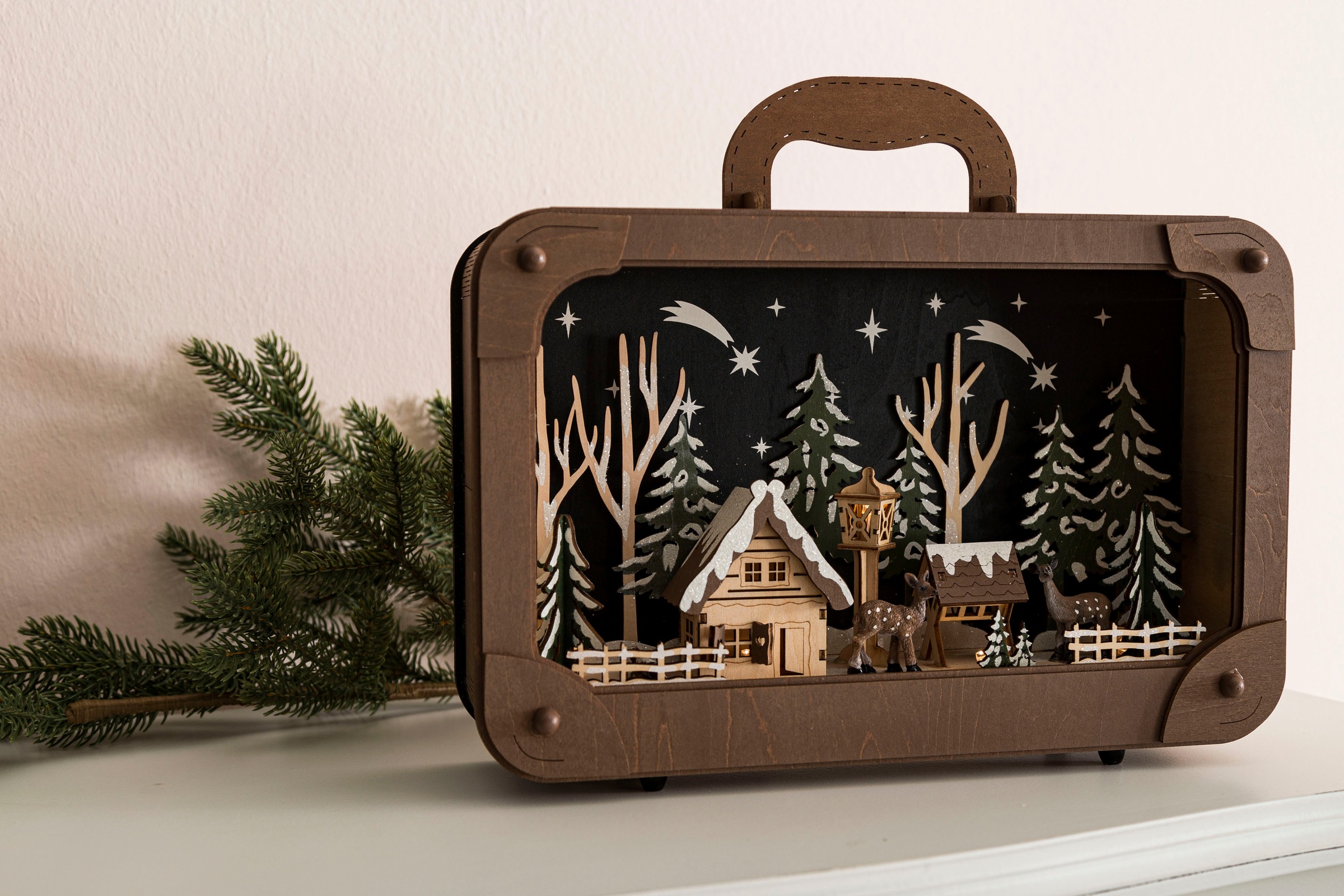 Myflair Möbel & Accessoires Dekoobjekt »Koffer mit LED-Dekoration, Weihnachtsdeko aus Holz«, Dekolicht mit Weihnachtsdorf in verschneiter Landschaft