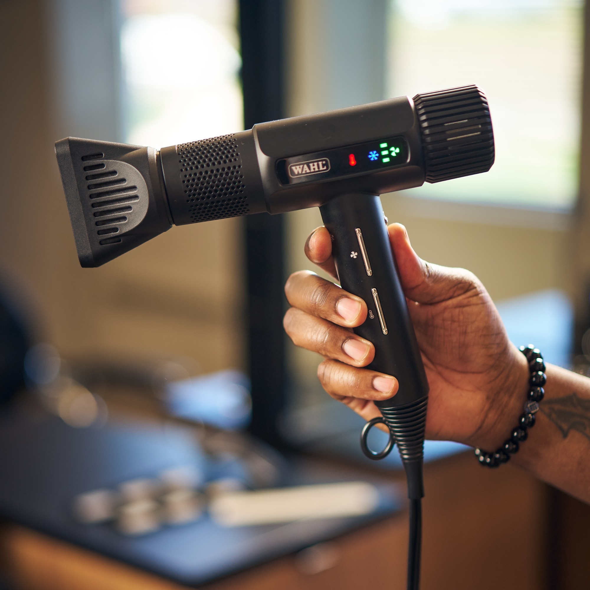 Wahl Ionic-Haartrockner »VANQUISH«, 1600 W, 3 Aufsätze, Leicht, SMOOTHTONE™-Motorsystem, FLOW CONTROL Technologie, Auto Clean