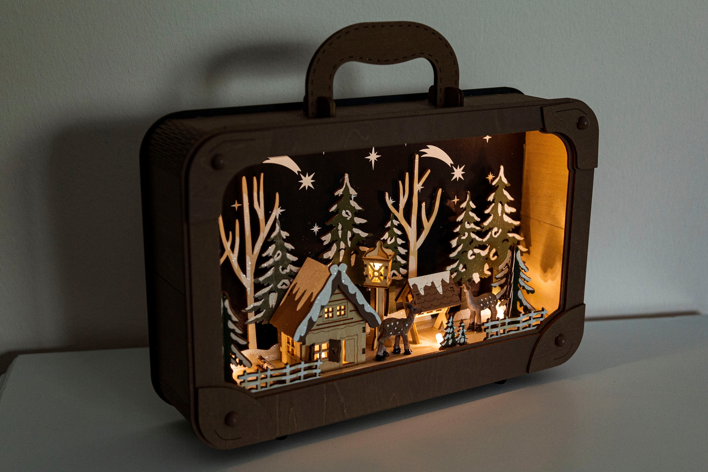 Myflair Möbel & Accessoires Dekoobjekt »Koffer mit LED-Dekoration, Weihnachtsdeko aus Holz«, Dekolicht mit Weihnachtsdorf in verschneiter Landschaft