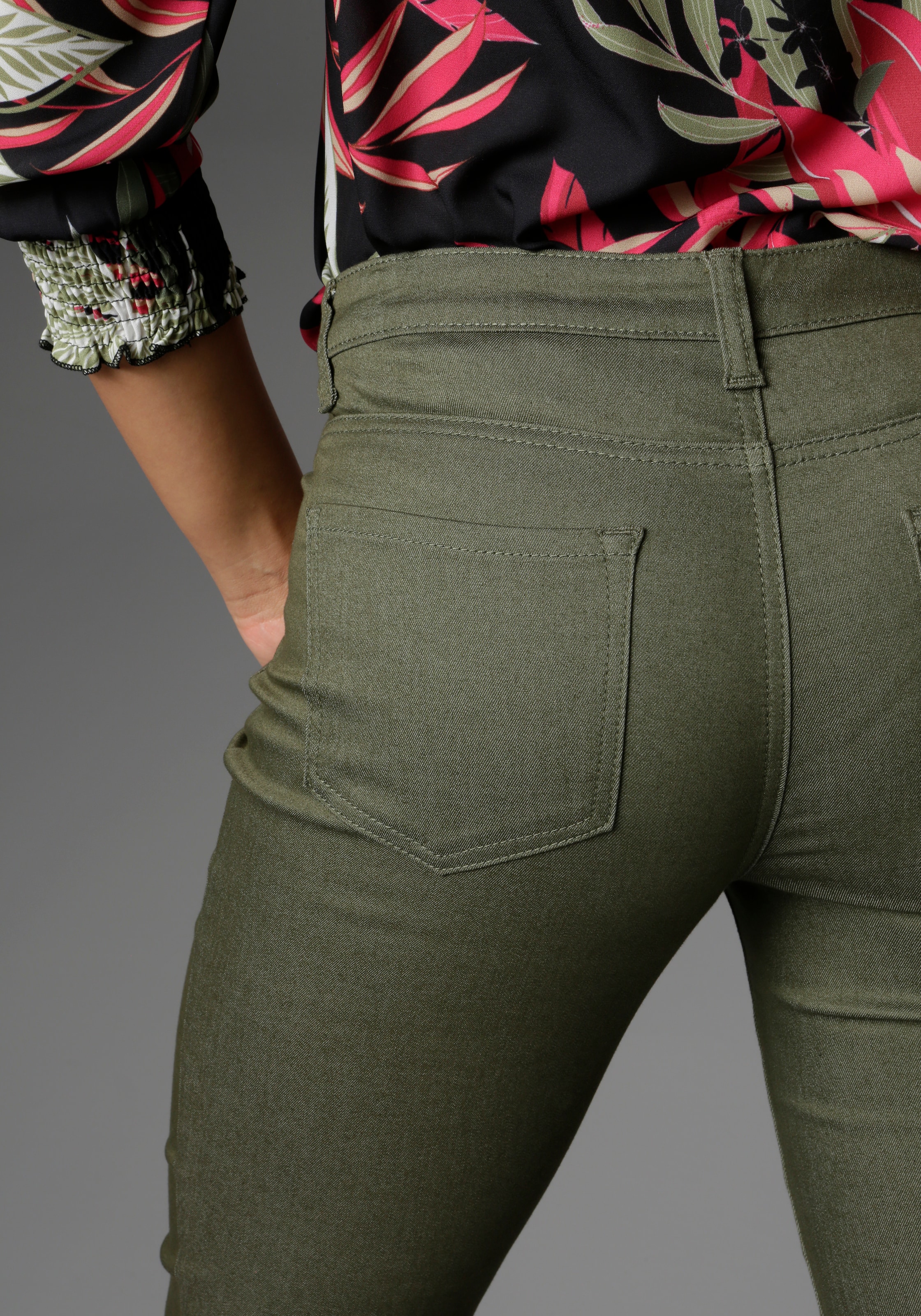 Aniston SELECTED verkürzter Länge cropped Straight-Jeans in