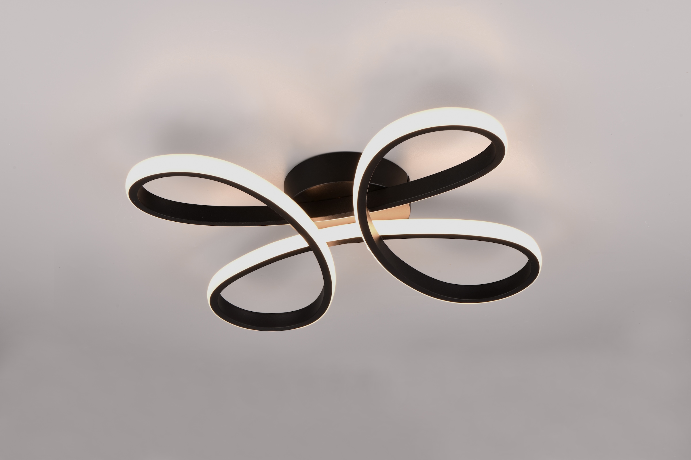 TRIO Leuchten LED Deckenleuchte »FLY, Deckenlampe LED 22W 2600 Lumen warmweiß 3000K 3-Stufen dimmbar« LED-Board 1 Stk. Warmweiß Maße 40x40 cm, LED Band Schleife Deckenlampe Schlafzimmer Wohnzimmer