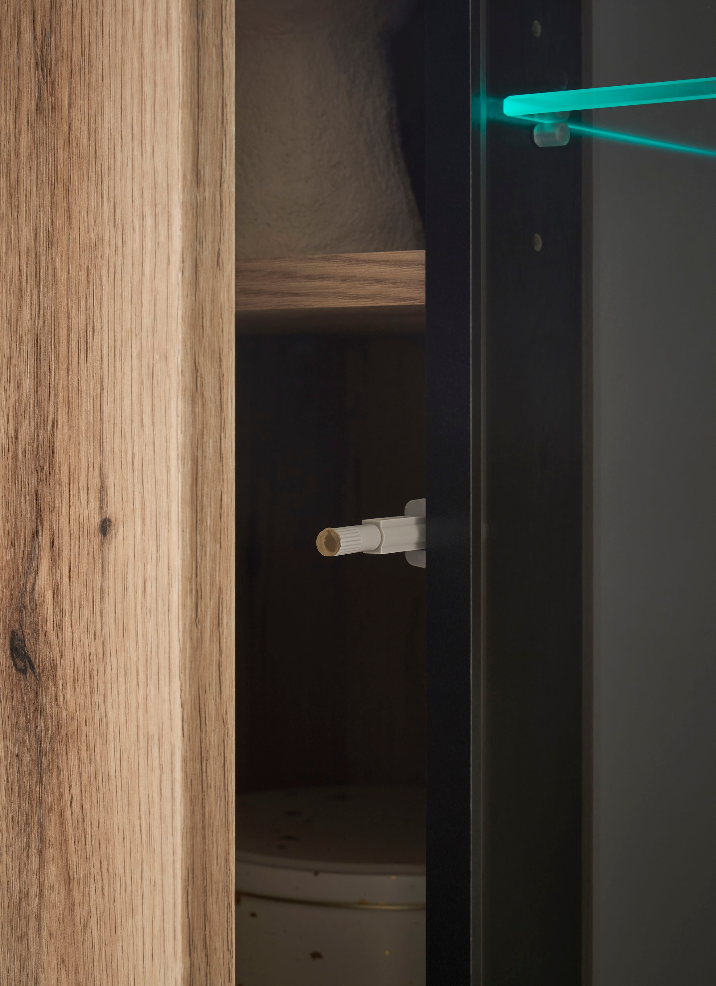 Home affaire Vitrine »Cantara, Vitrinenschrank in Eiche Evoke oder weiß, Standvitrine« schwarzer Stangengriff, ausreichend Stauraum, vielseitig einsetzbar