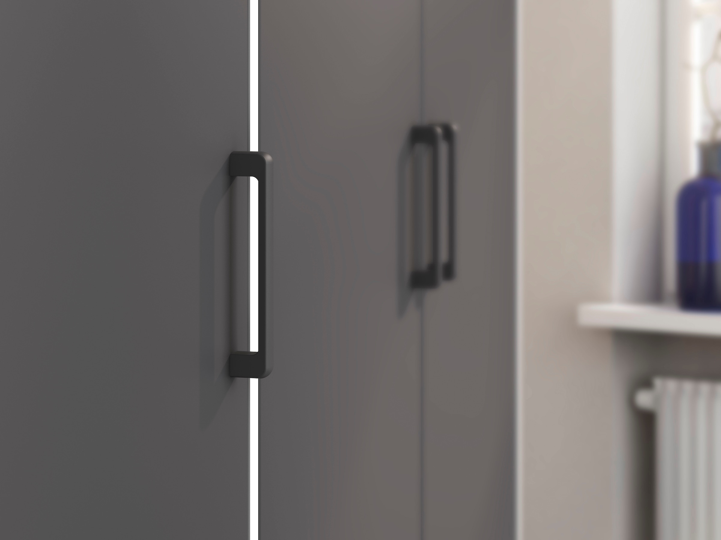 rauch Drehtürenschrank »Kleiderschrank Schrank Garderobe Wäscheschrank VOYAGER«, (in 3 verschiedenen Ausstattungen BASIC/CLASSIC/PREMIUM), mit modernen Griffen in Graumetallic und Spiegel