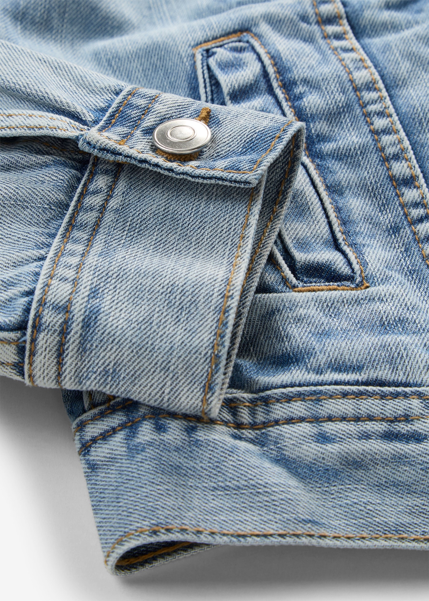 bonprix Jeansjacke casual Stil, aus Baumwoll-Denim, schmale Passform, coole Waschung