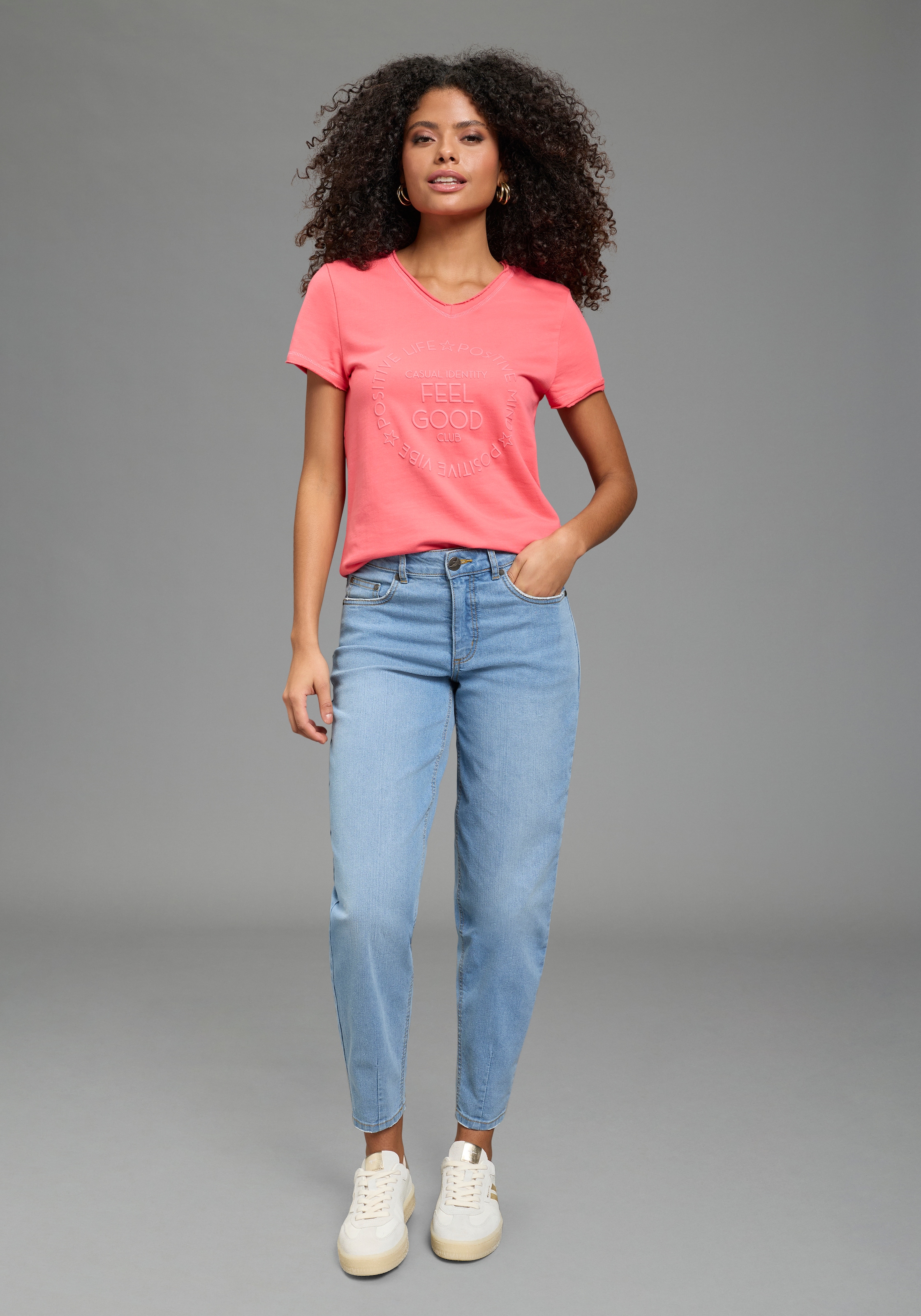 Laura Scott T-Shirt mit V-Ausschnitt und geschnittener Kante, erhabener Frontprint