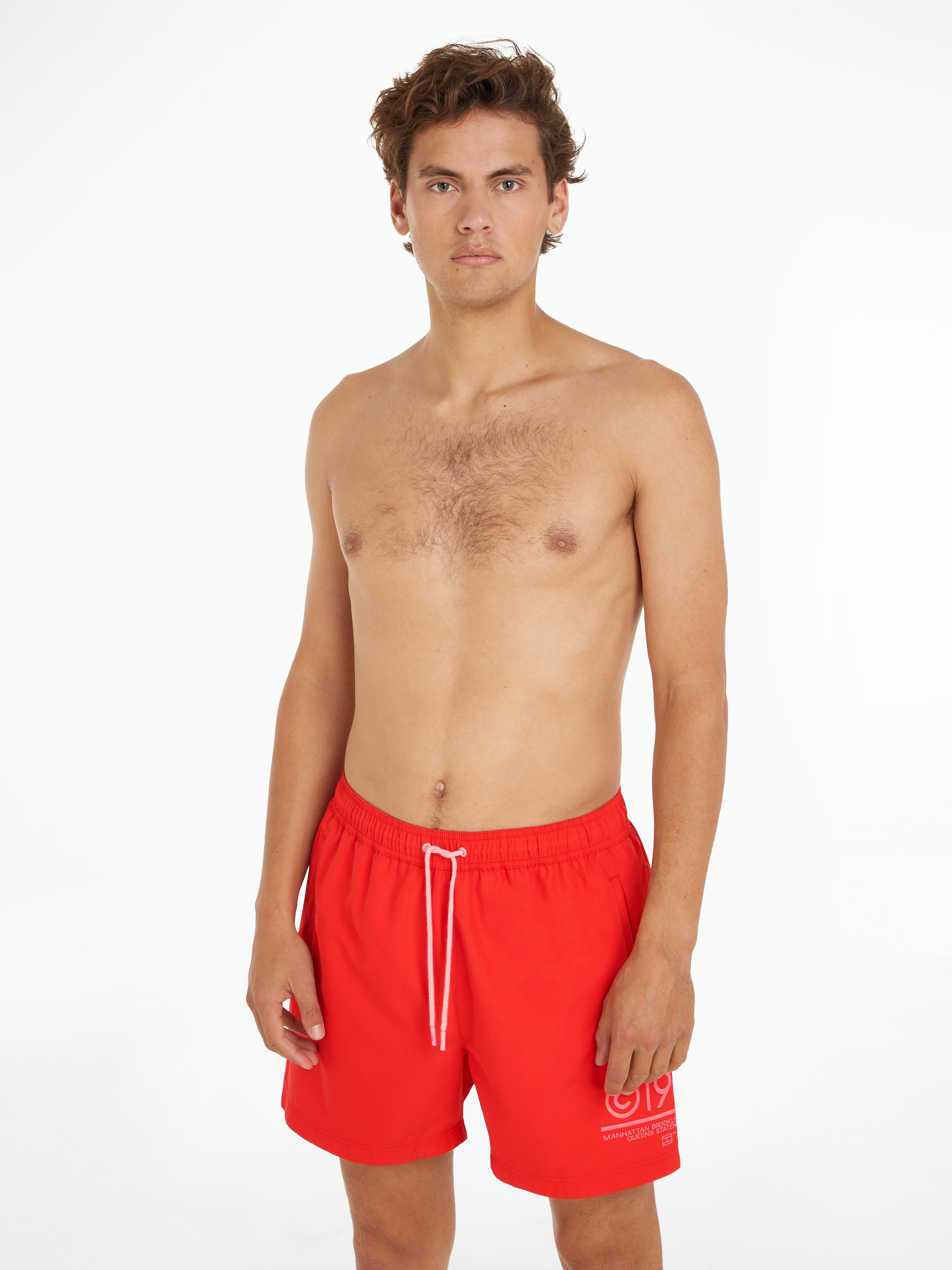 Tommy Hilfiger Swimwear Badeshorts »SF MEDIUM DRAWSTRING«, mit kultigem Logoschriftzug