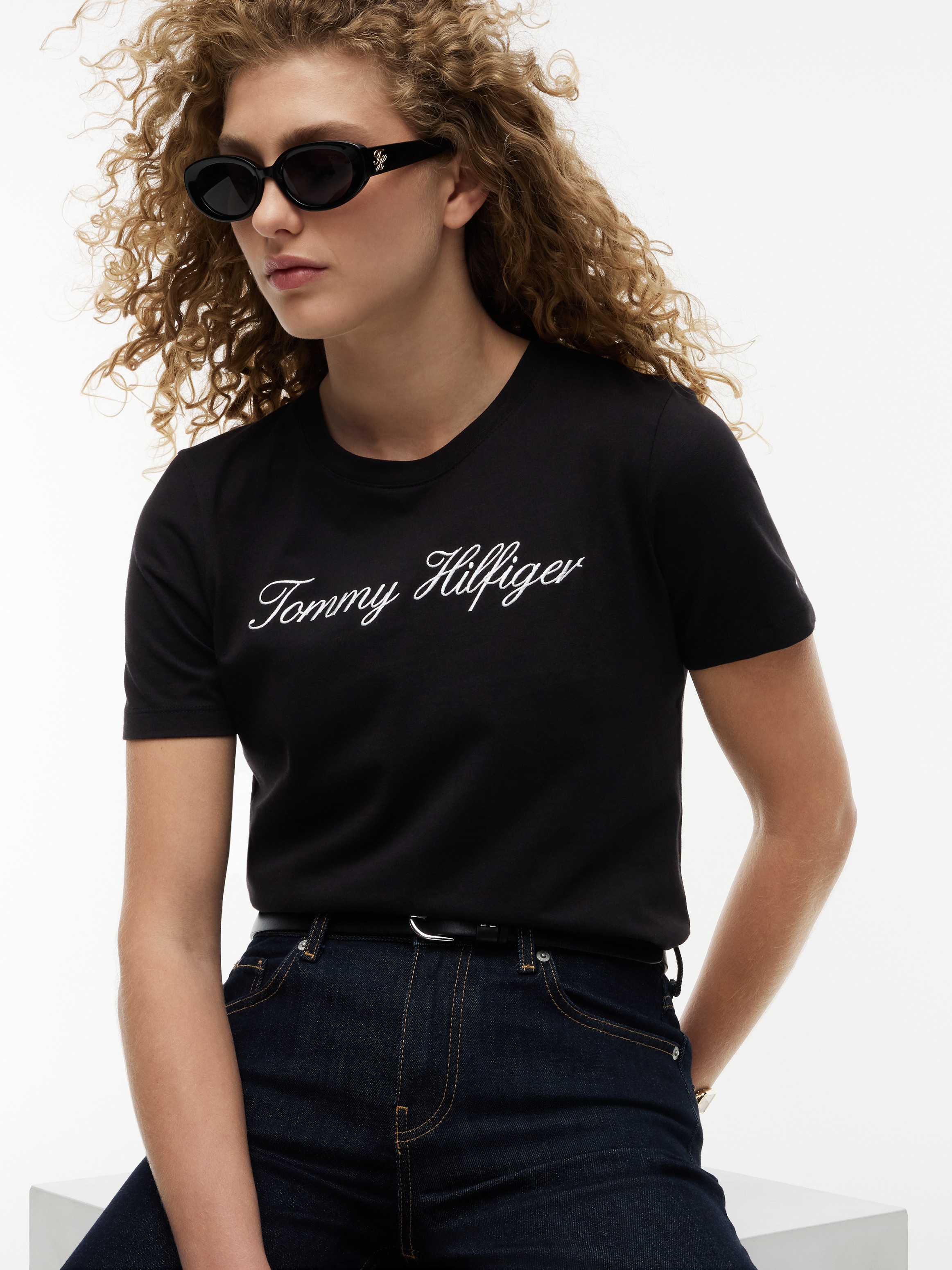 Tommy Hilfiger T-Shirt »NOS SCRIPT REGULAR C-NK SHORT SLEEVE« mit Rundhals und kontrastfarbener Stickerei, Regular Fit