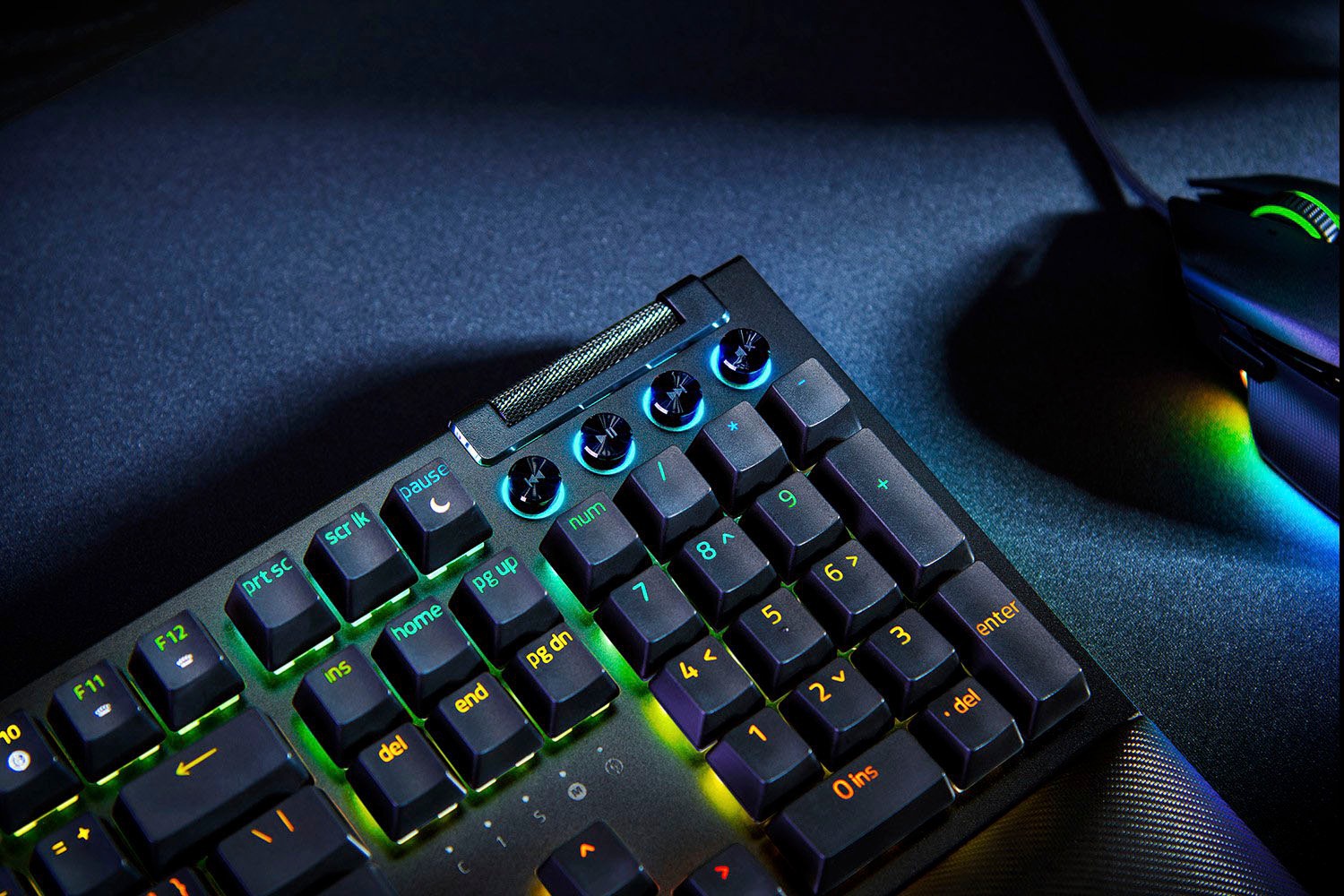 RAZER Tastatur »BlackWidow V4 DE«, (Funktionstasten-Handgelenkauflage-Lautstärkeregler-Makro-Tasten-Multimedia-Tasten-Profil-Speicher-Ziffernblock-USB-Anschluss)