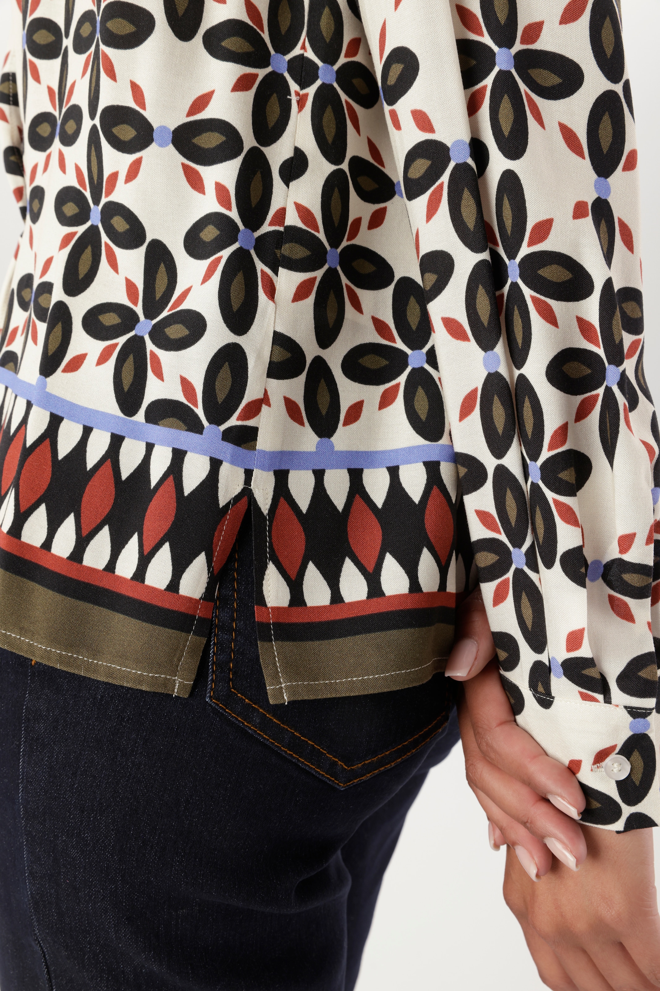Aniston SELECTED Hemdbluse geometrischen Blüten und Bordürendruck am Saum - NEUE KOLLEKTION