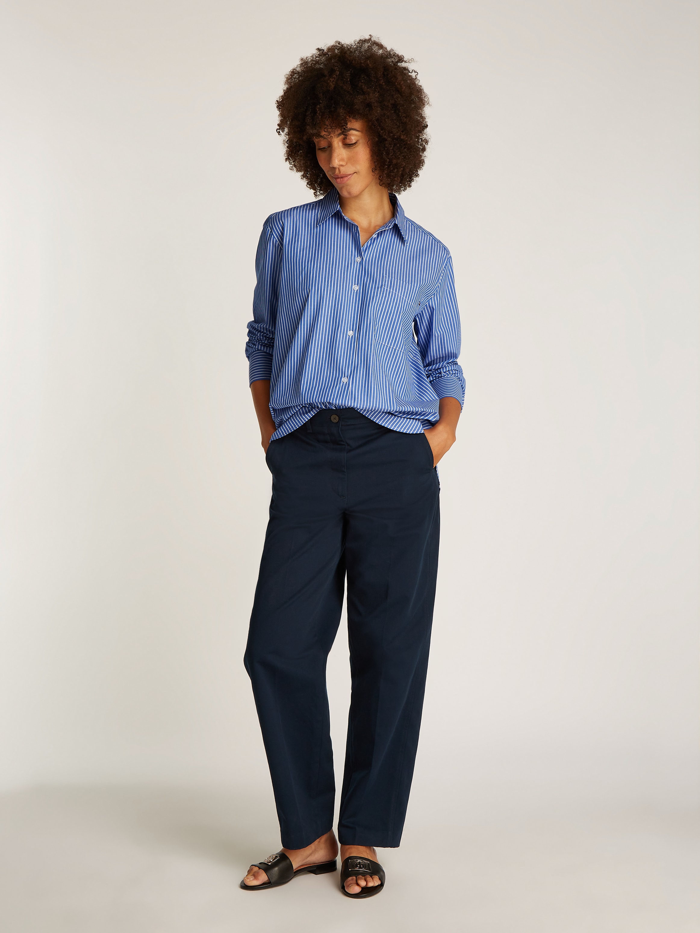Tommy Hilfiger Hemdbluse »ESS POPLIN EASY FIT SHIRT«, Hinten länger geschnitten mit abgerundetem Saum