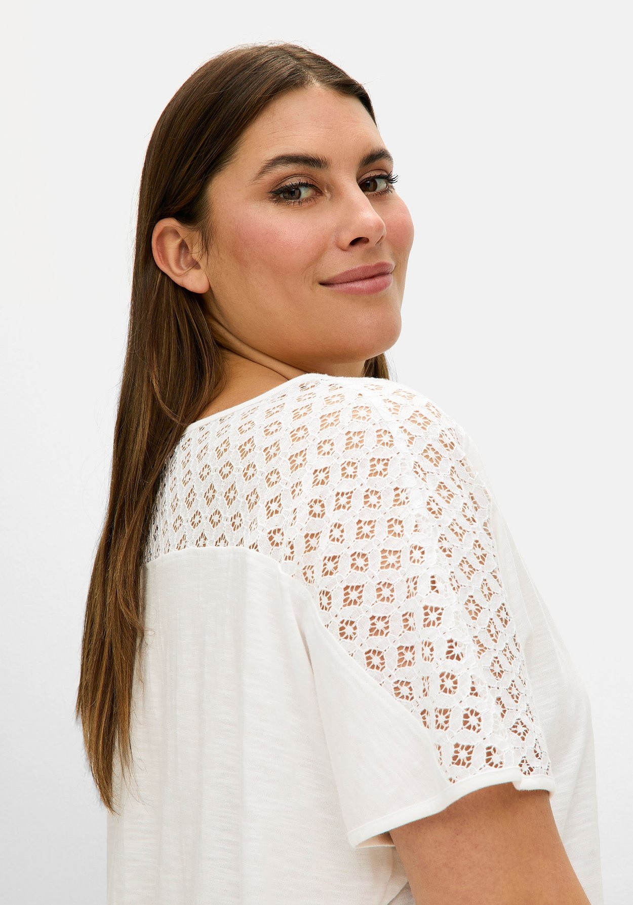 Sheego T-Shirt »Shirt mit Spitze und V-Ausschnitt, aus Flammgarnjersey«