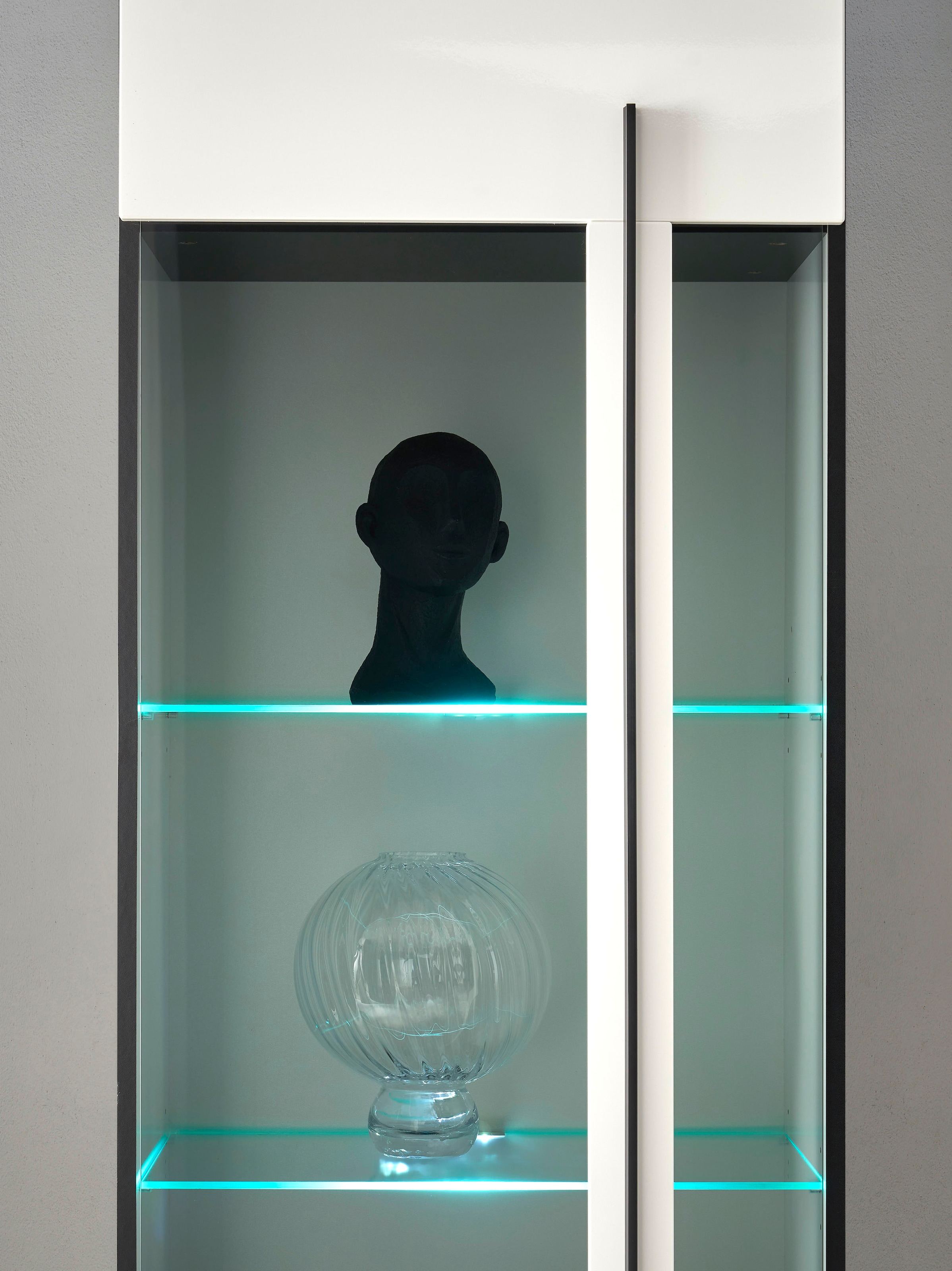 INOSIGN Vitrine »Cantara, Vitrinenschrank in Eiche Evoke oder weiß, Standvitrine«, schwarzer Stangengriff, ausreichend Stauraum, vielseitig einsetzbar