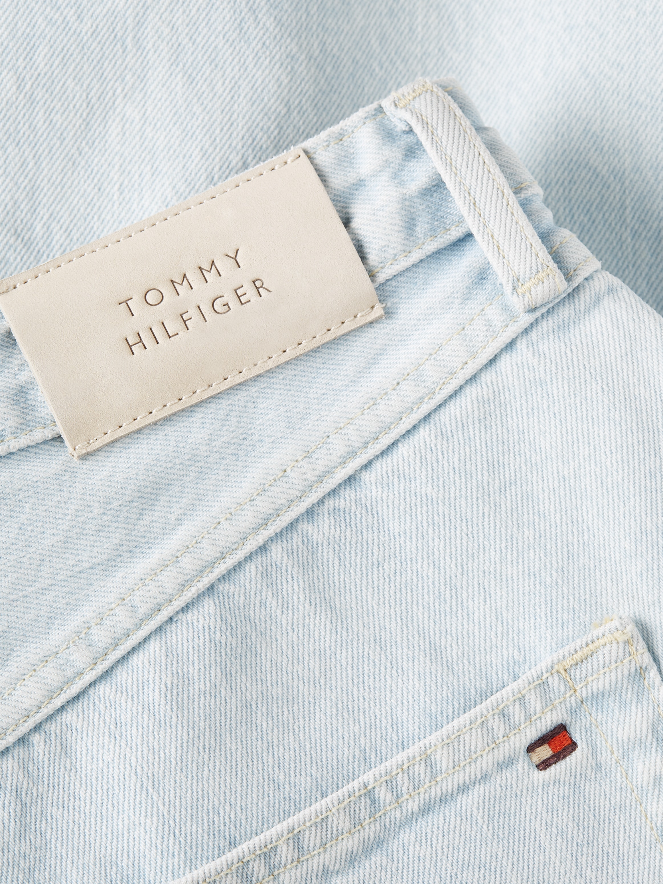 Tommy Hilfiger Shorts »DNM STRAIGHT SHORT HW LOLA«, mit Markenlabel