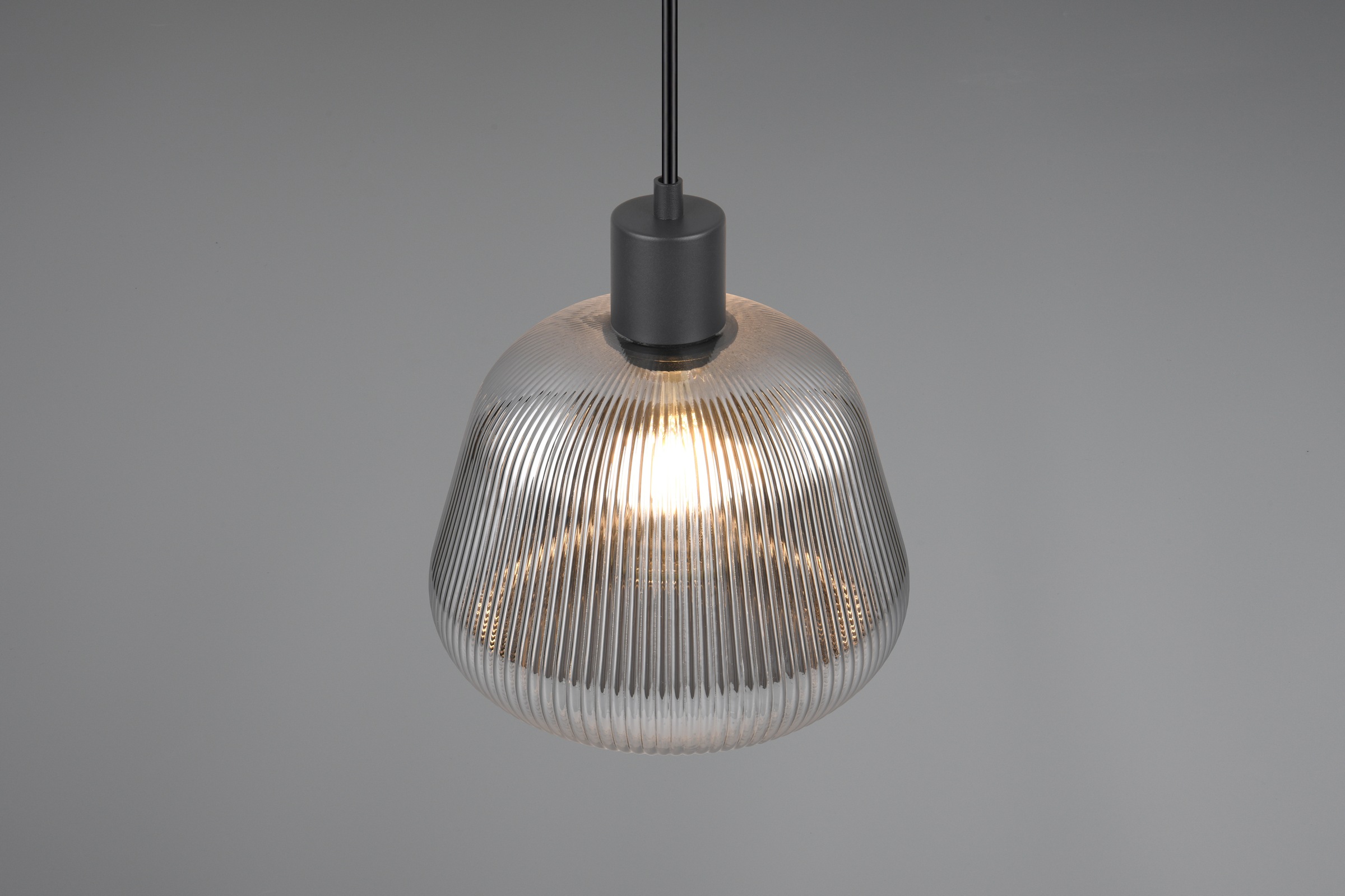 TRIO Leuchten Pendelleuchte »TARIFA, 1-flammige Hängeleuchte exkl 1xE27 max 25W, Glas Hängelampe« E27 1 Stk. warmweiß - kaltweiß höhenverstellbar max 150cm Glas in Riffeloptik und leicht verspiegelt